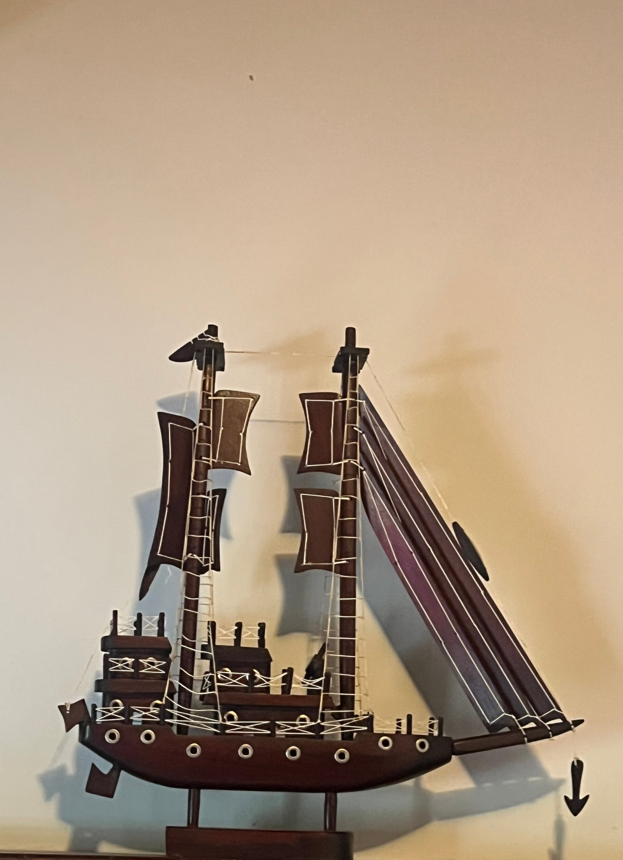 Barco à vela em madeira maciça