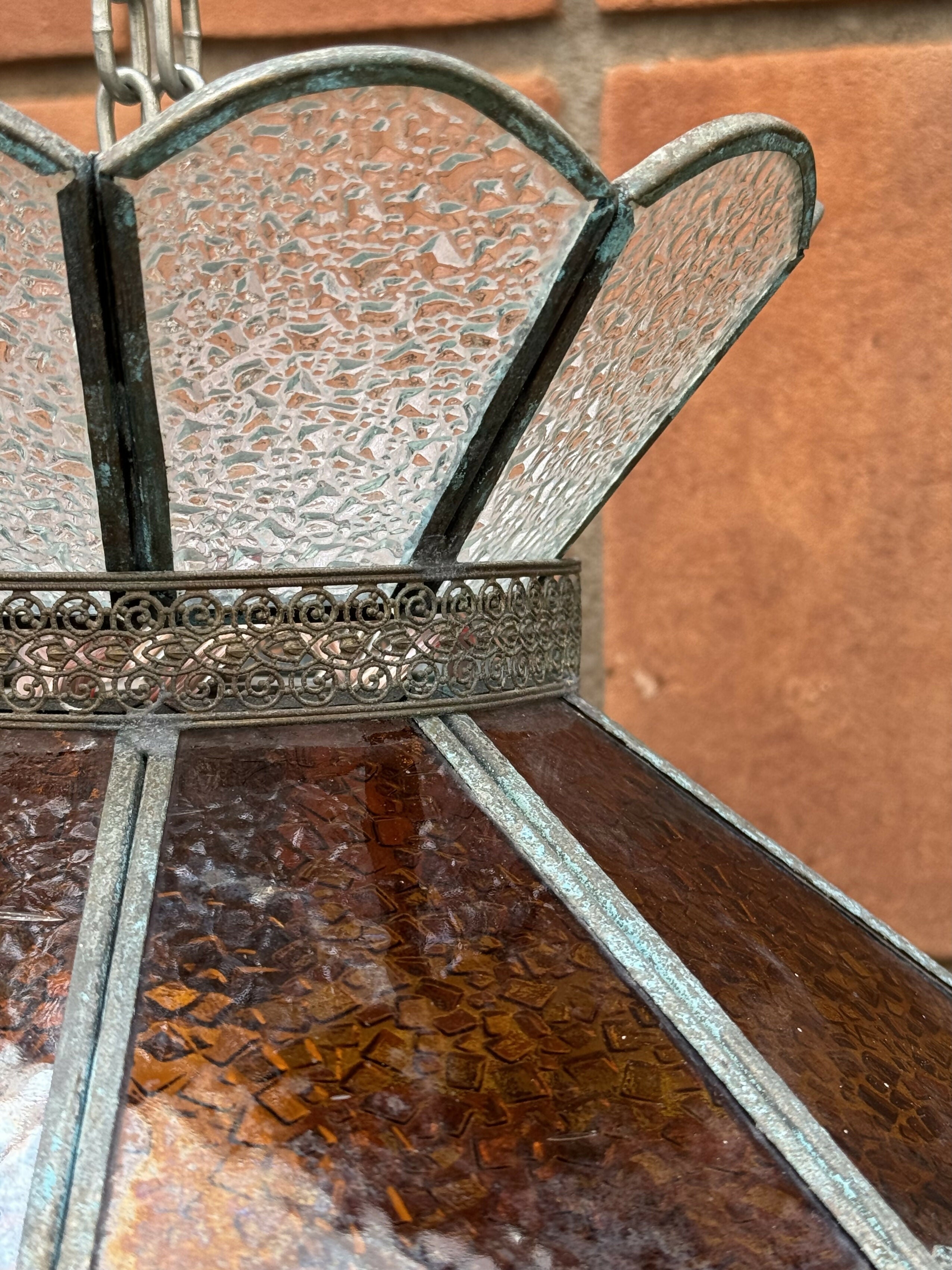 RARA e antiga luminária em vitral e rico trabalho em ferro