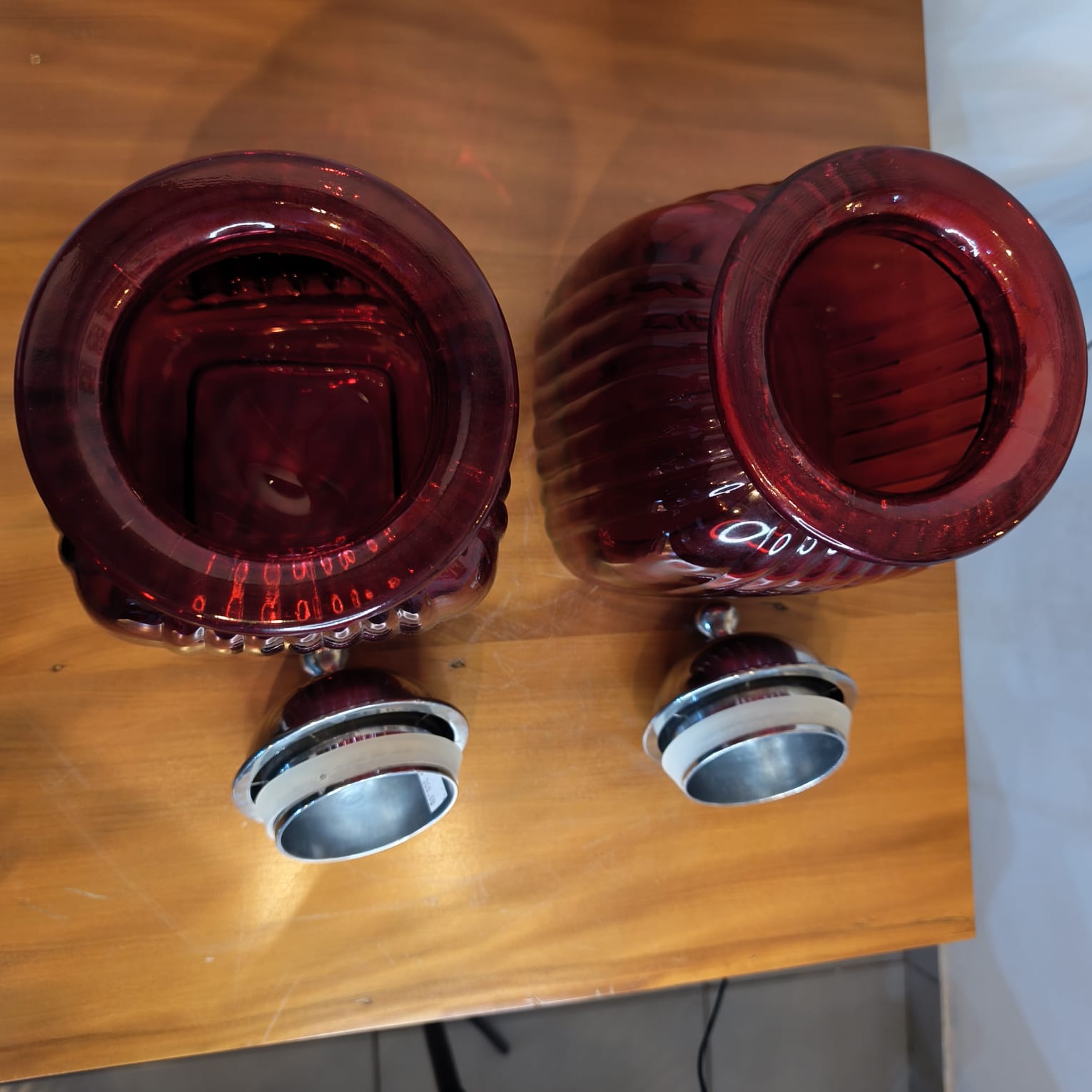 Par de Potes Artland em Vidro Vermelho com Tampas Metálicas