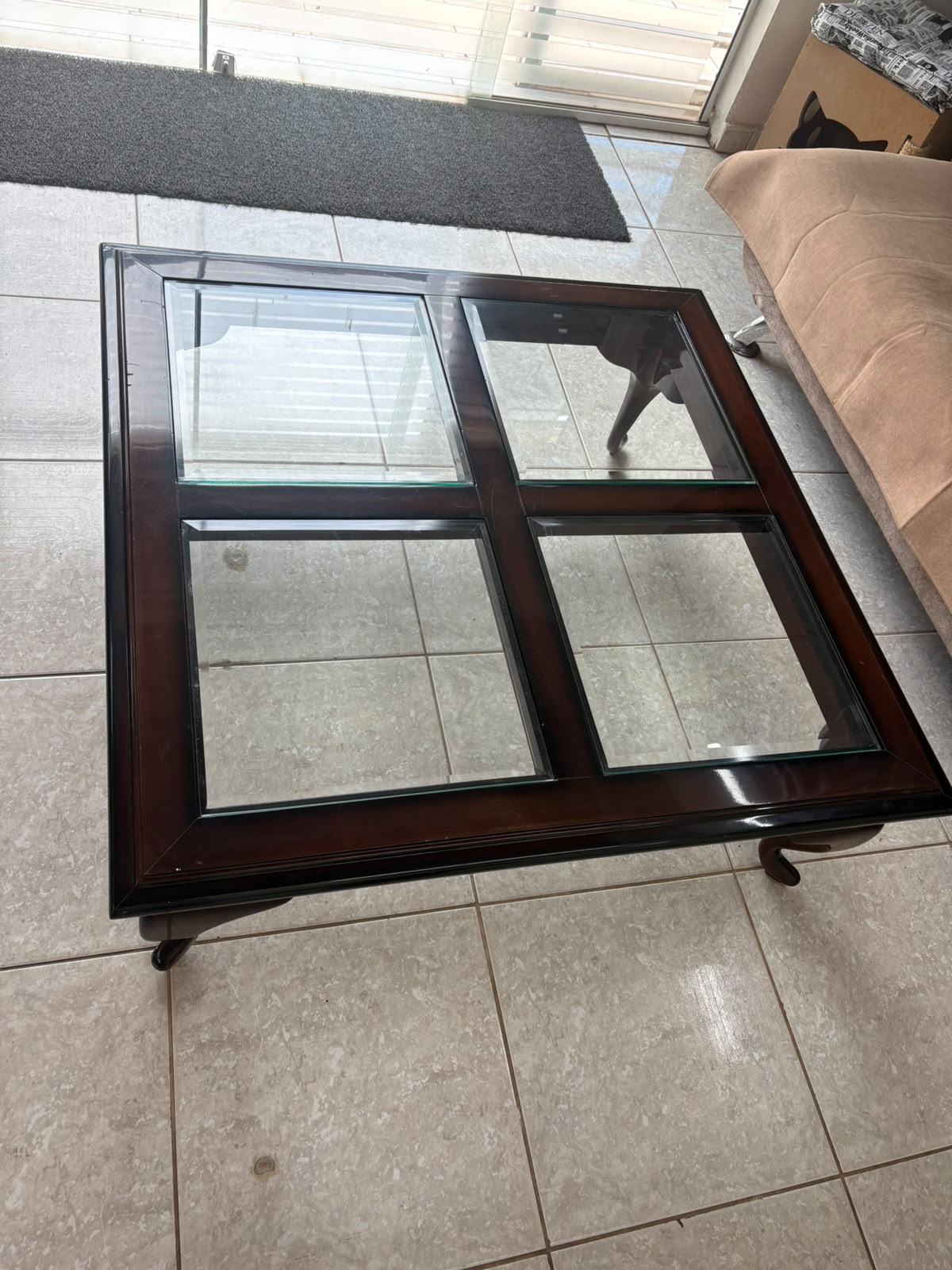 MESA DE CENTRO CLÁSSICA QUADRADA EM MOGNO MACIÇO E VIDRO 