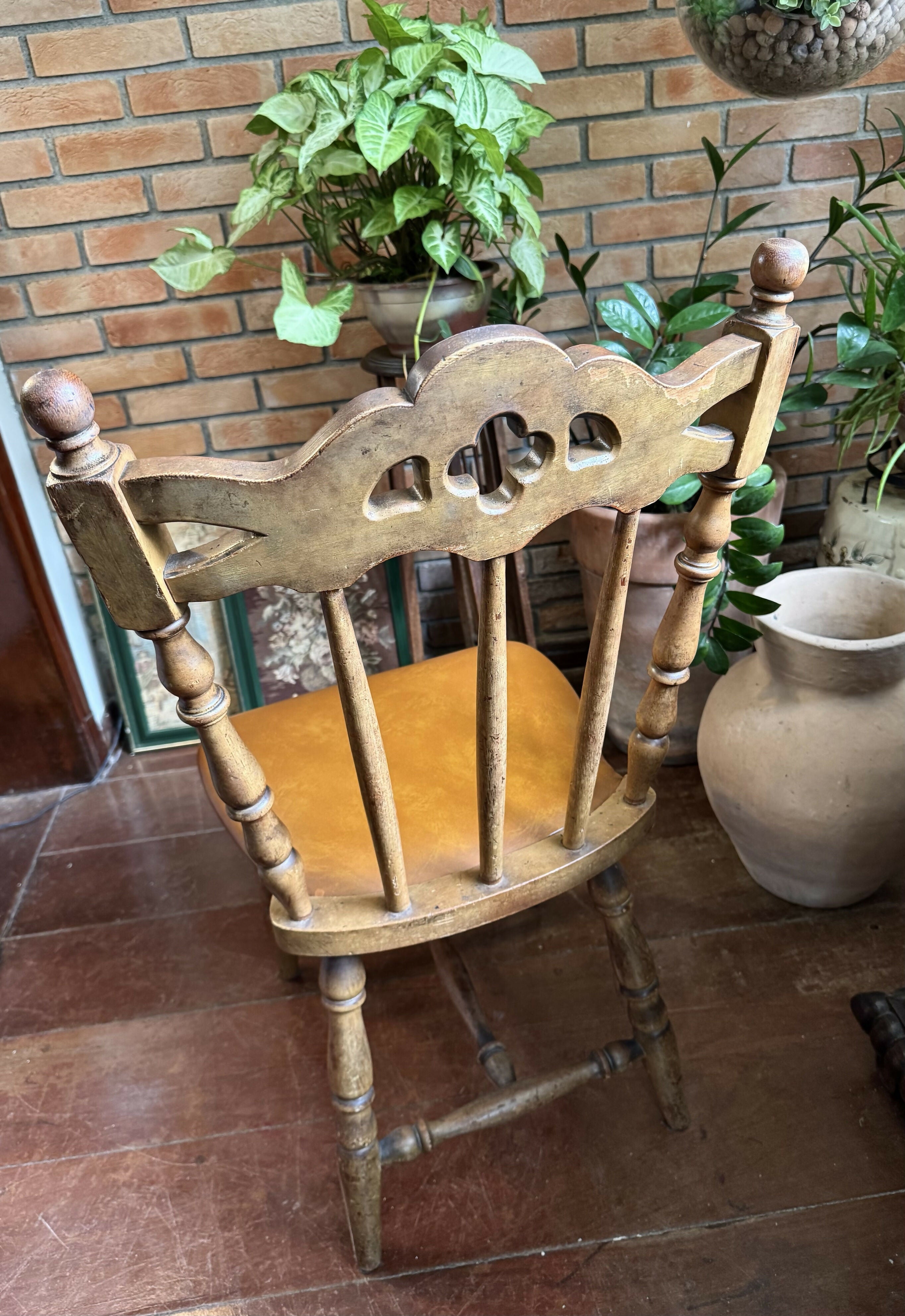 Antiga cadeira esculpida e madeira maciça e assento em couro