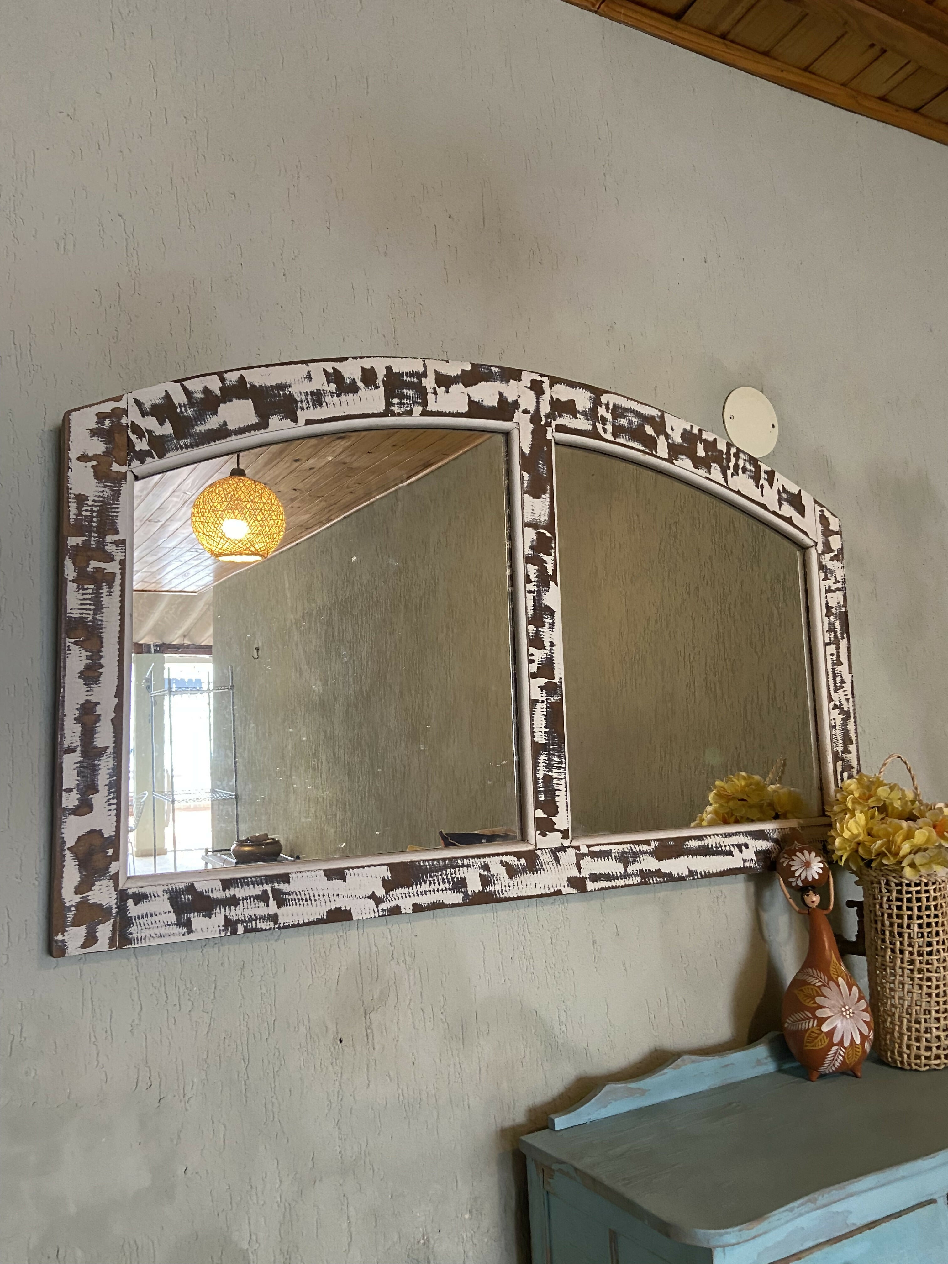 Espelho em madeira de demolição