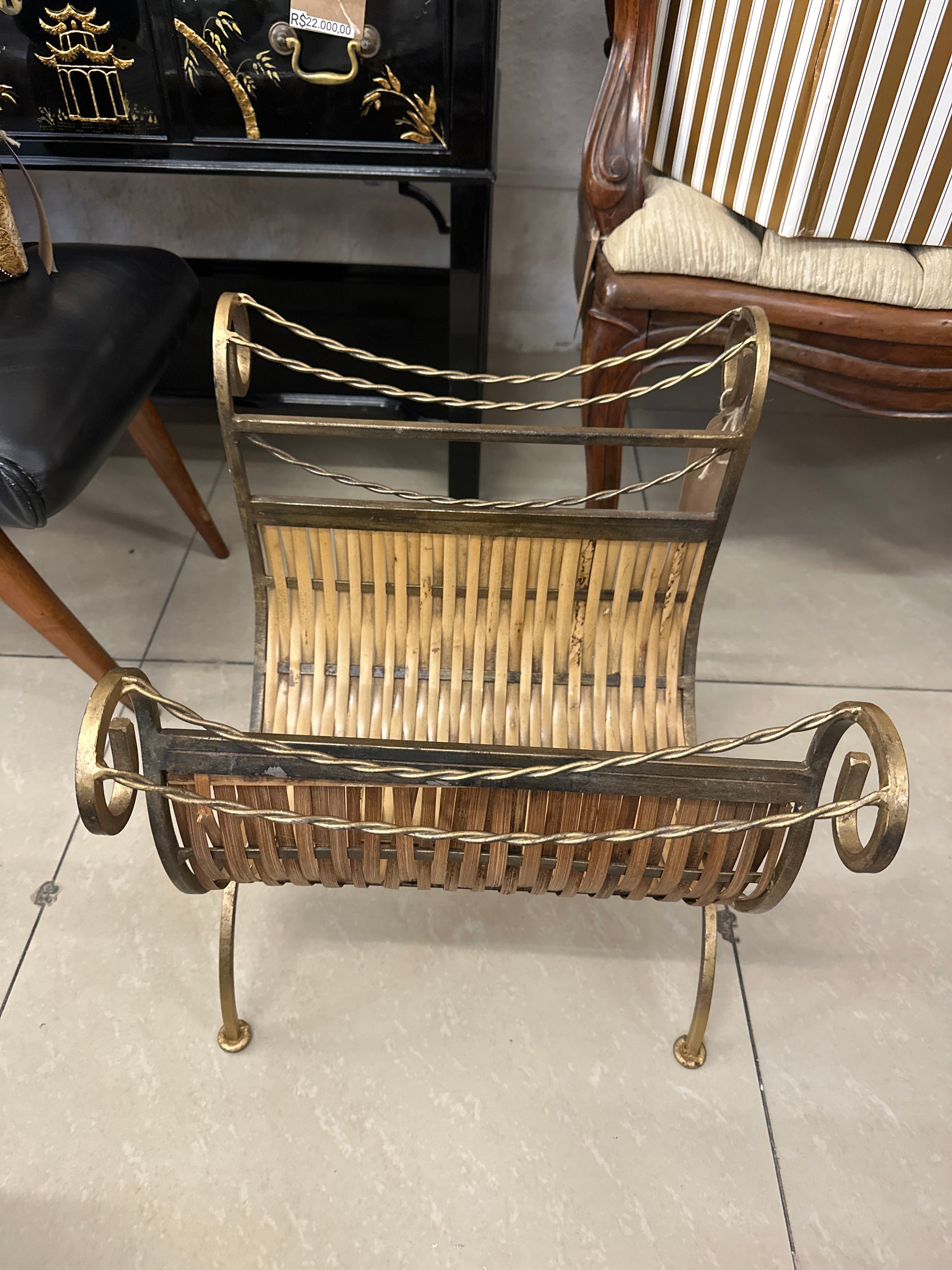 Revisteiro Antigo em fibra natural, bronze e Latão 