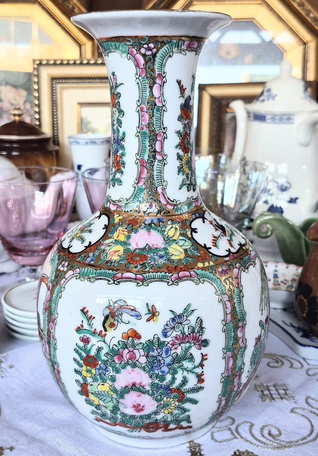 Vaso em porcelana chinesa Família Rosa,  modelo Rose Medallion. Perfeito estado.