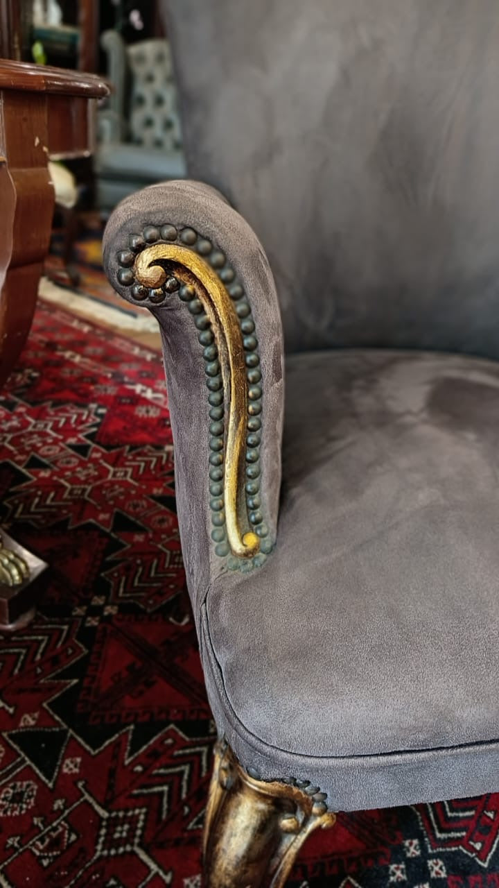 Poltrona Clássica em Suede Cinza