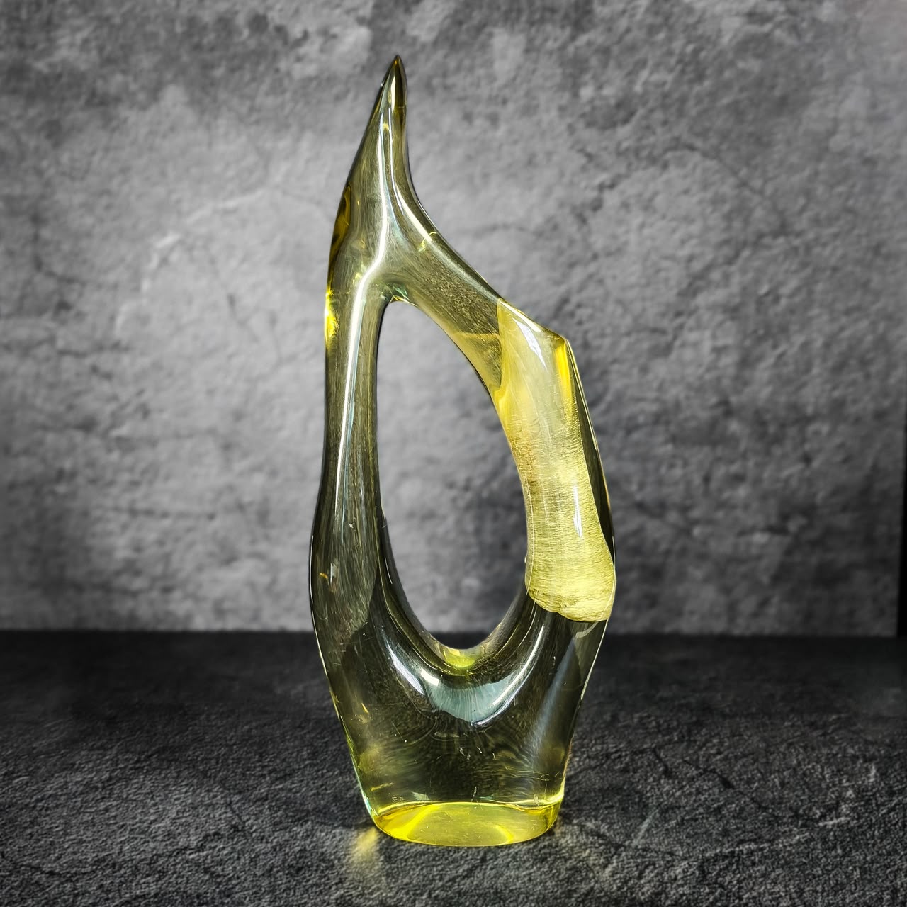 Escultura orgânica em acrílico com vaso solitário, segunda metade do século XX