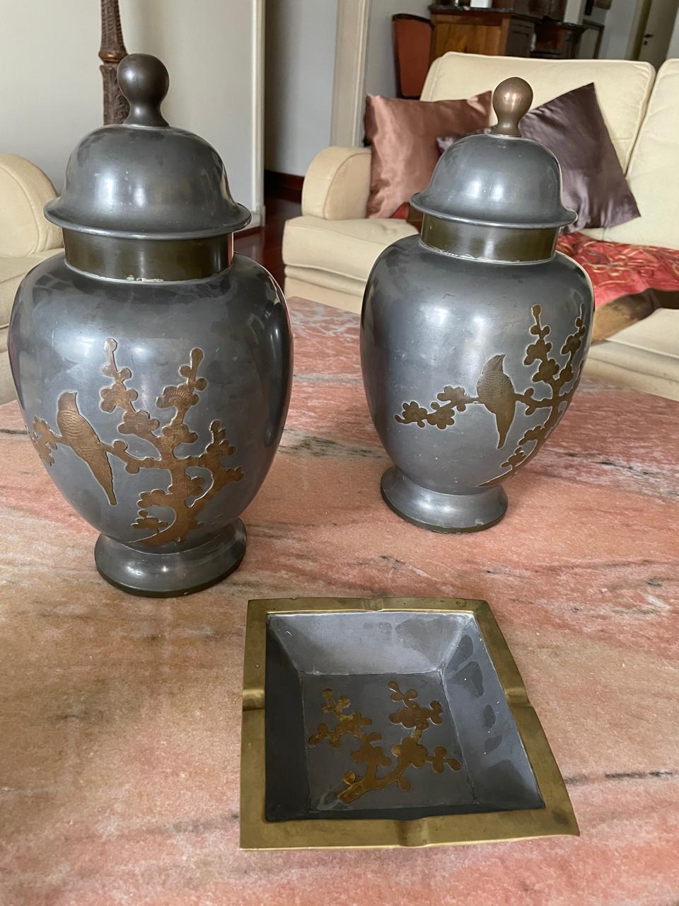 Maravilhosos Potes com tampo e cinzeiro quadrado de estanho ornamentado em latão dourado 