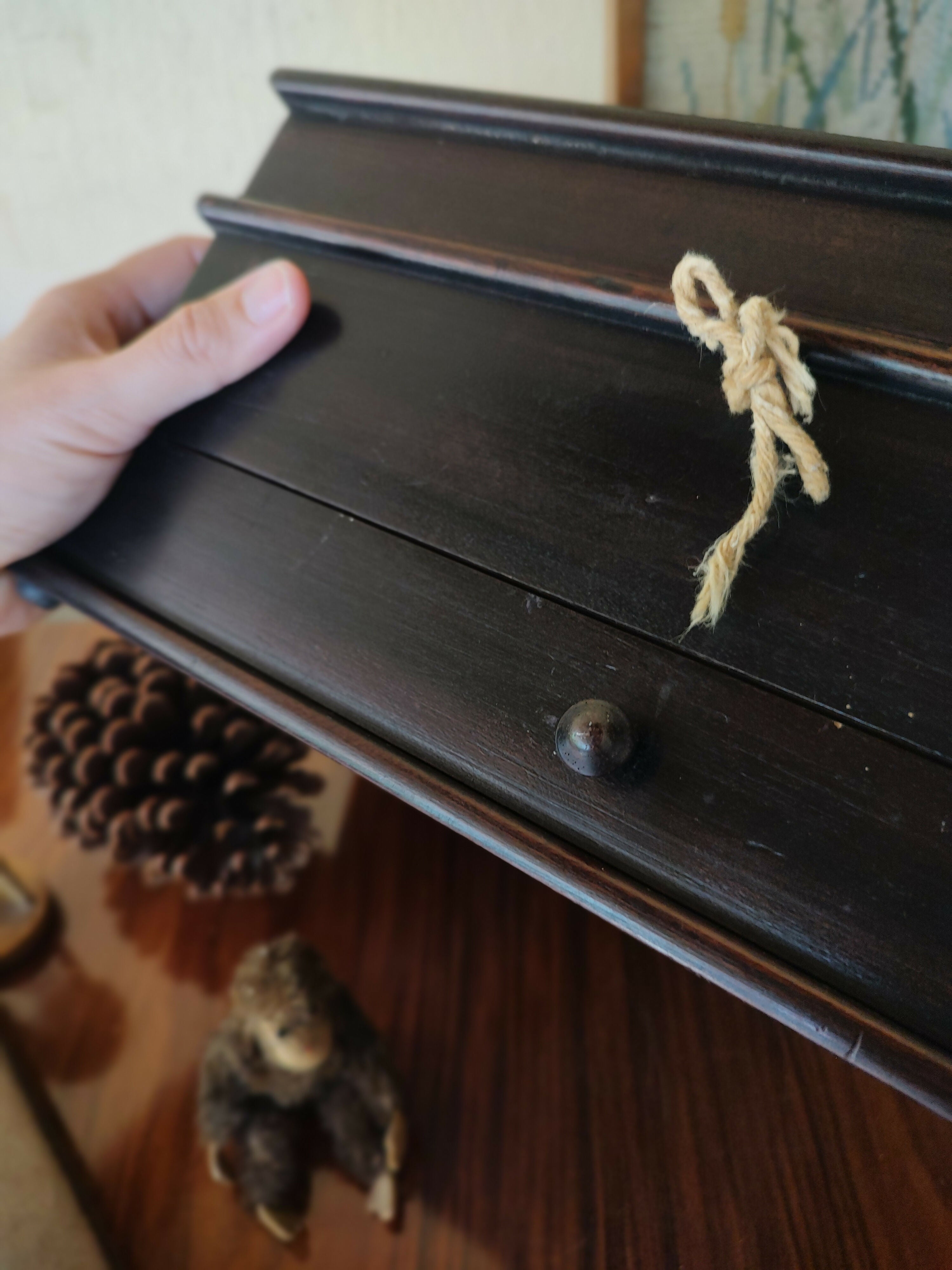 Antiga Caixa em madeira de 1969 com gaveta, chave e iniciais douradas "O T"