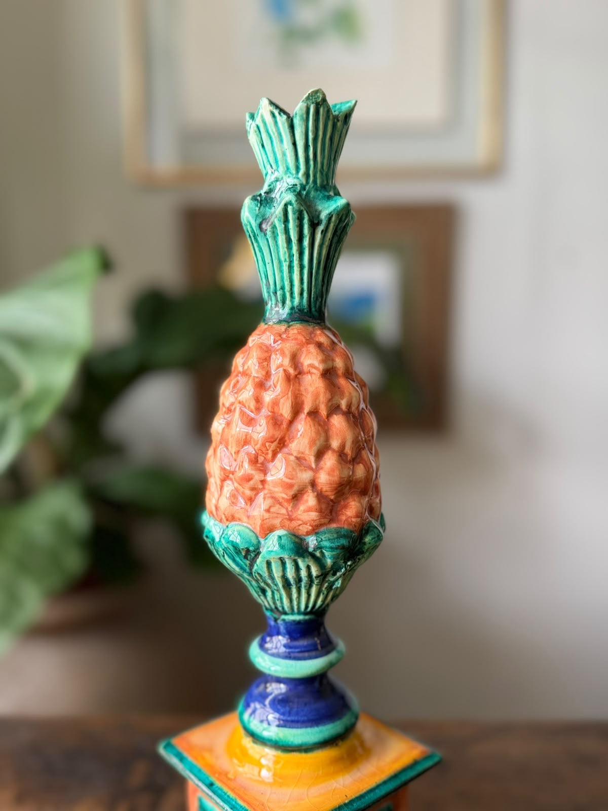 Pinha em cerâmica da tradicional manufatura Luiz Salvador em cores vibrantes 