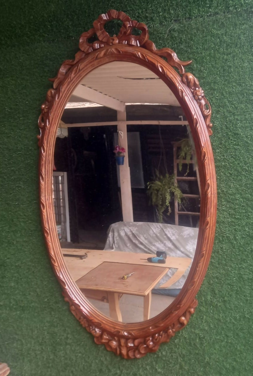 Espelho e aparador em madeira