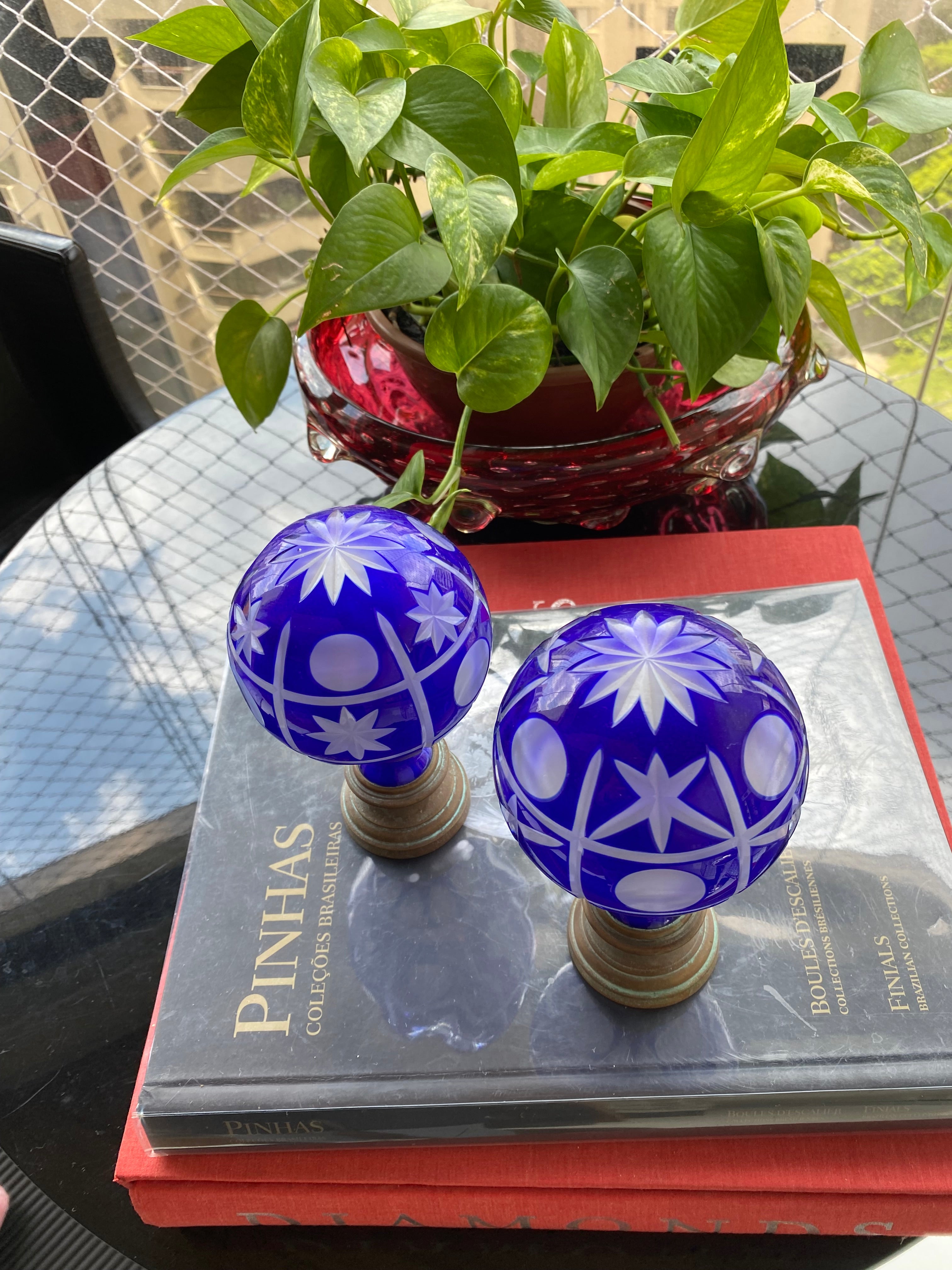 Elegante Par de Pinhas globular em Cristal azul, lapidação em bolas e estrela na parte superior/ sec.XIX