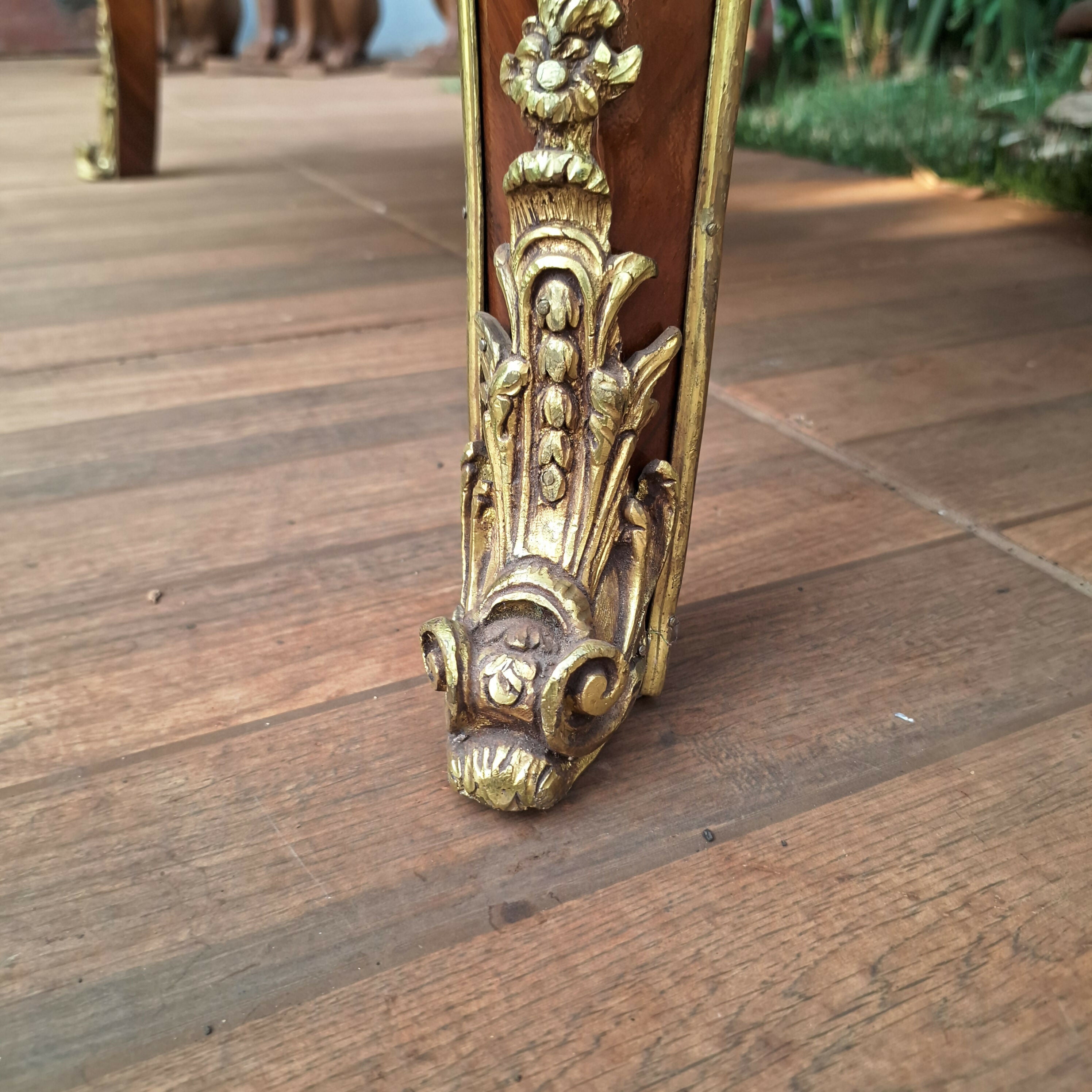 Cômoda Bombê em marchetaria e detalhes em bronze