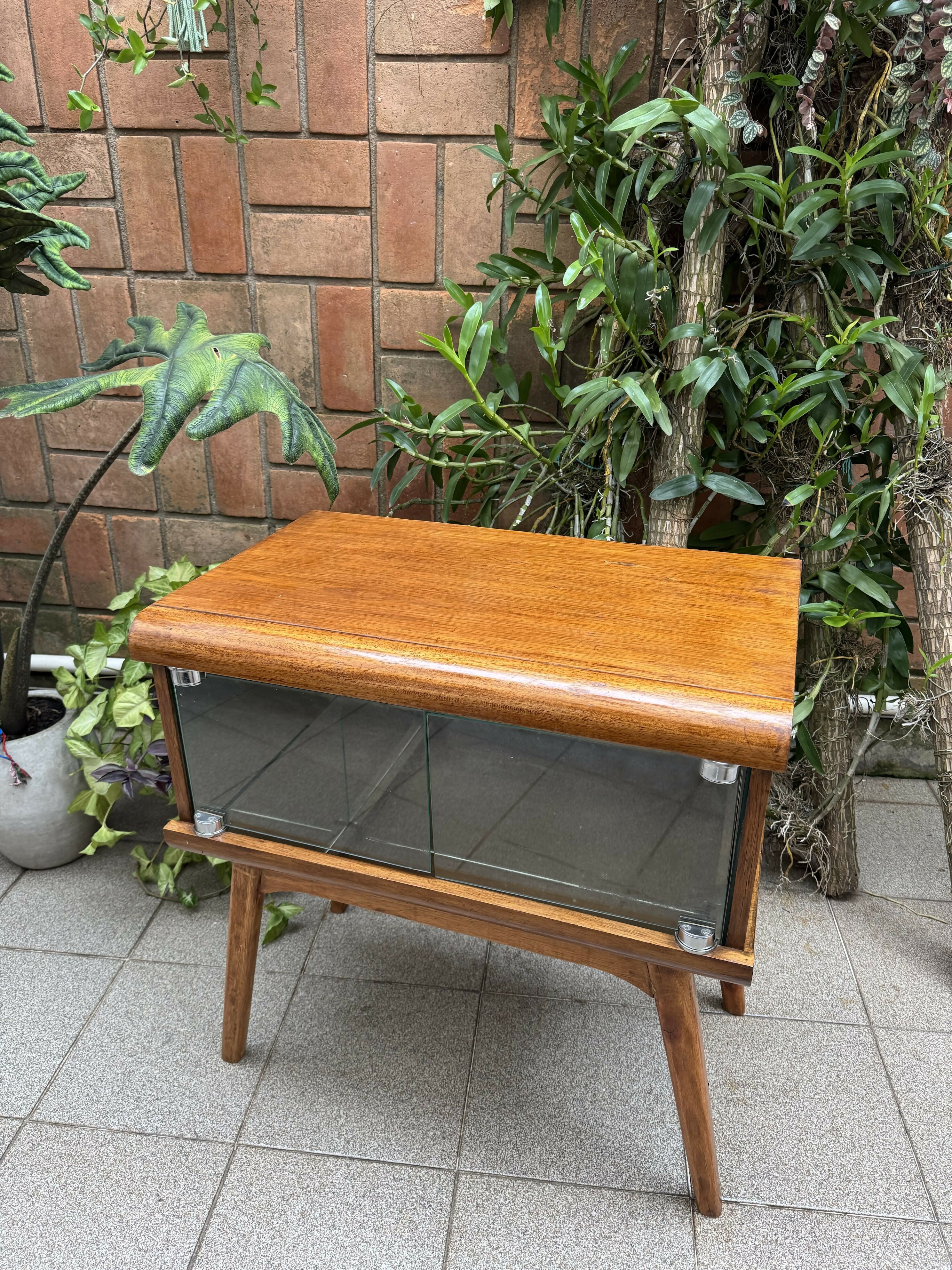 Cristaleira Barzinho em madeira maciça