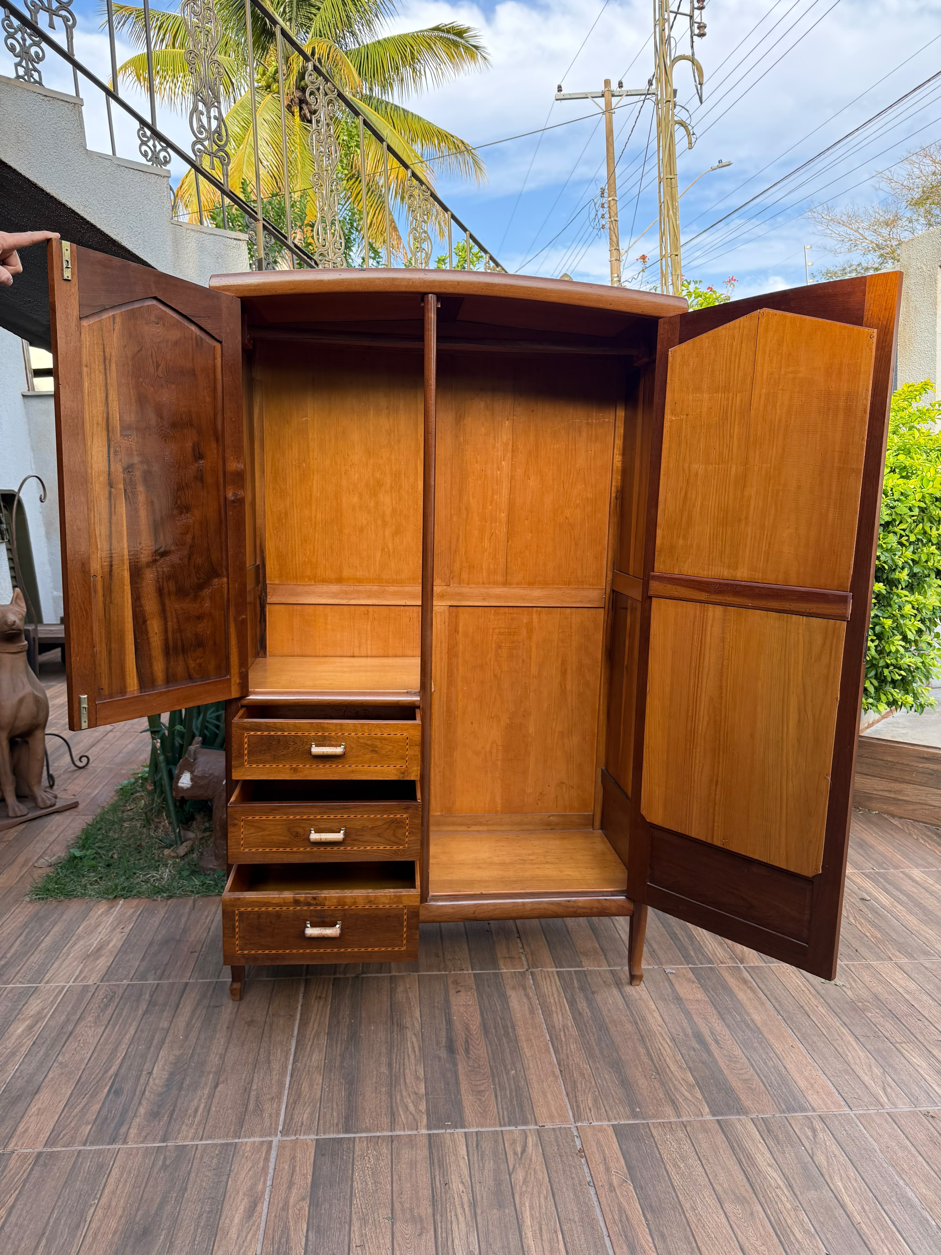Roupeiro / Guarda roupa Antigo em Jacarandá com Marchetaria e espelho 