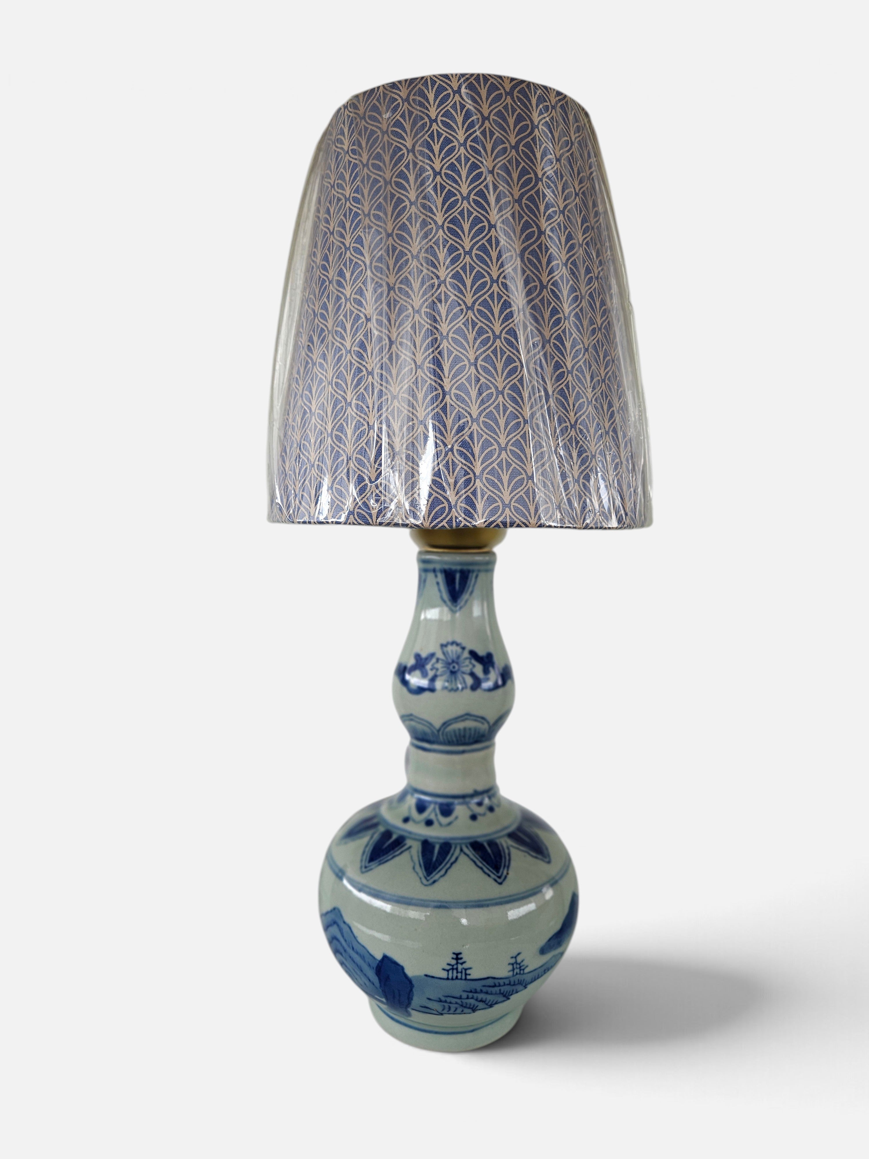 Abajur Vintage com Base de Vaso de Porcelana Azul e Branca e Cúpula Nova