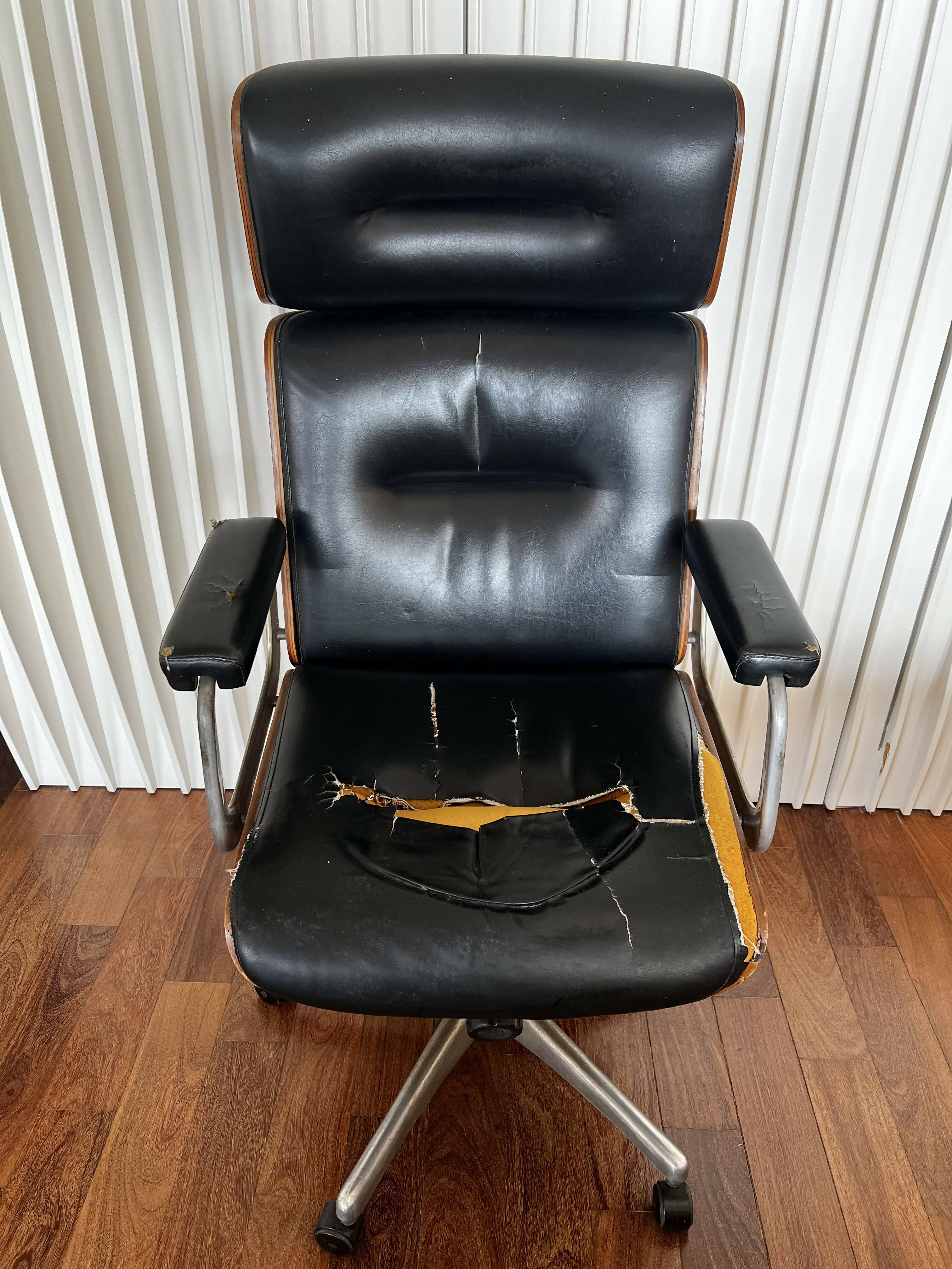 Cadeira escritório Giratória Modelo Eames Presidente