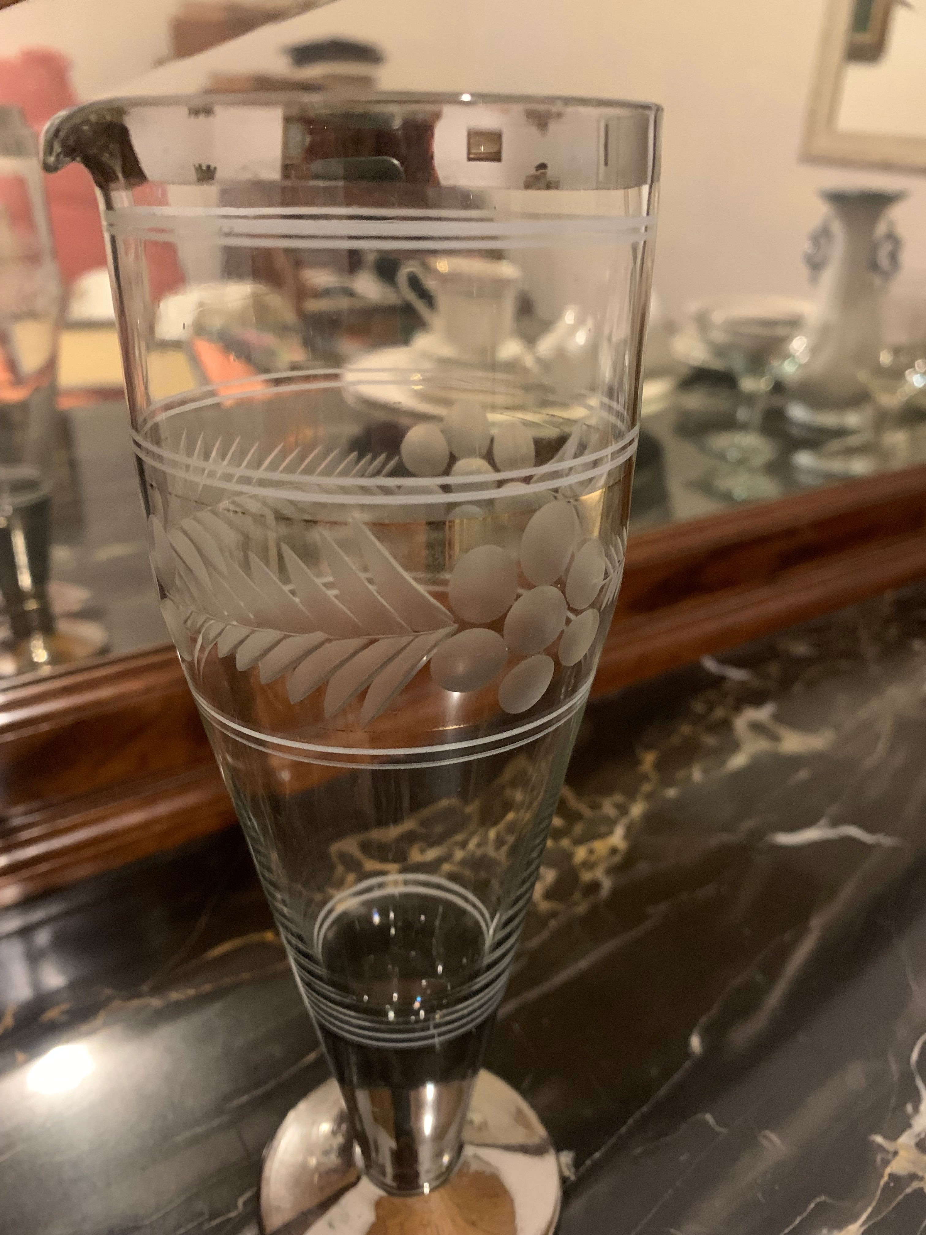 Antiga e maravilhosa taça para dosar e preparar drinks em demi cristal