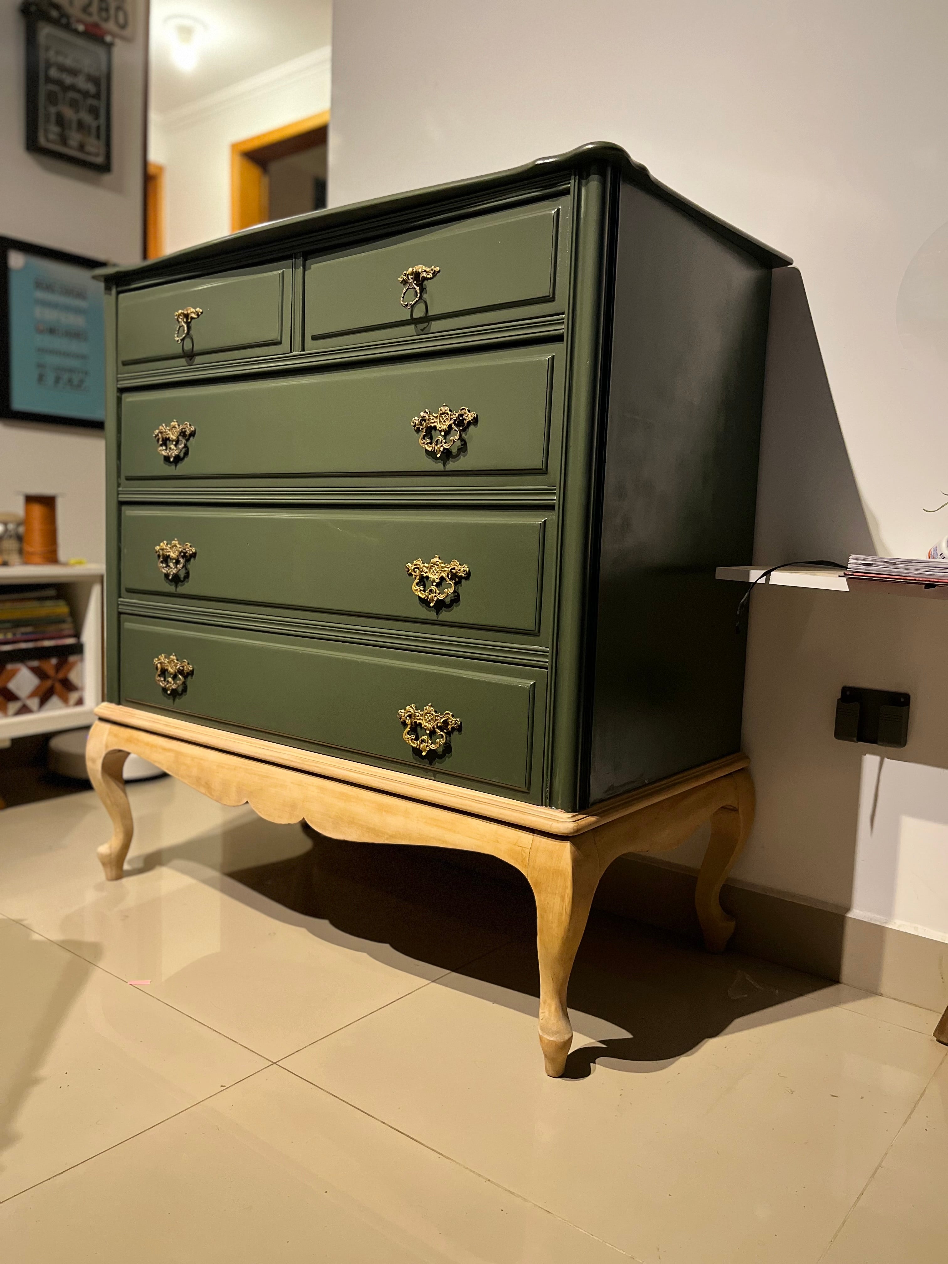 Linda Cômoda Clássica Verde Musgo - Restaurada