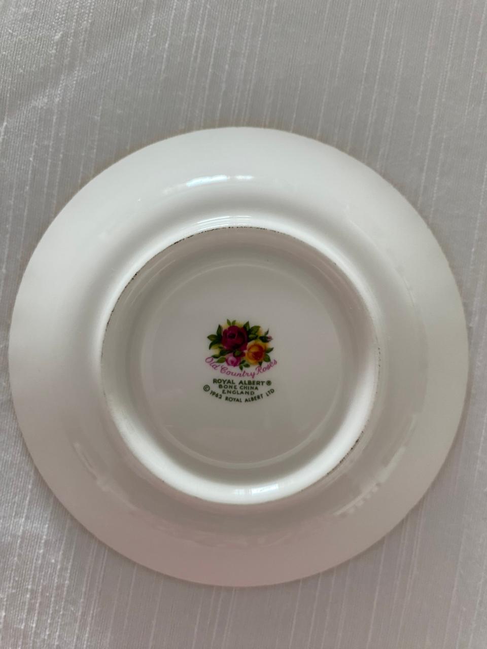 Xicara em porcelana finíssima marca: Royal Albert Bone China England