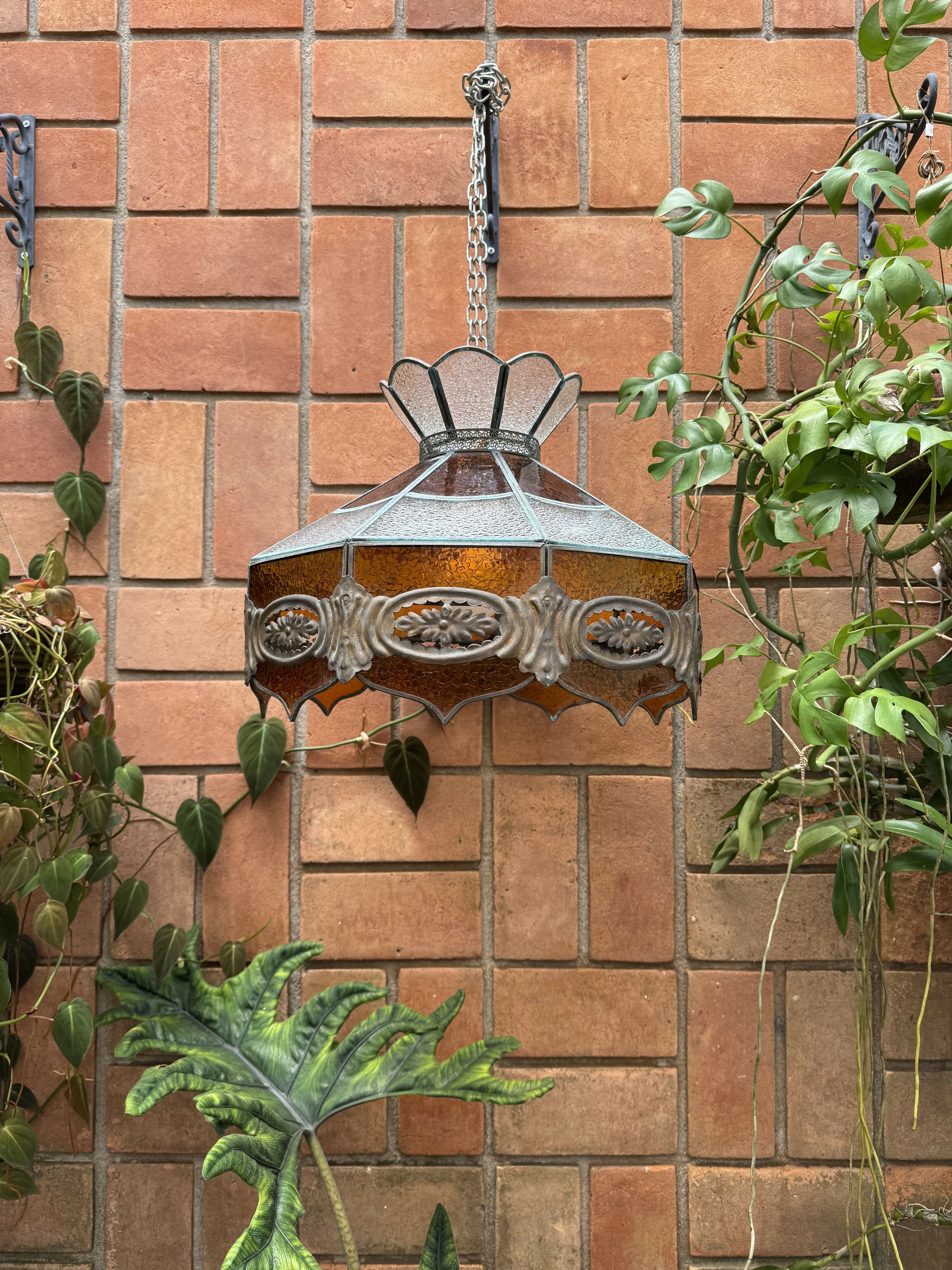 RARA e antiga luminária em vitral e rico trabalho em ferro