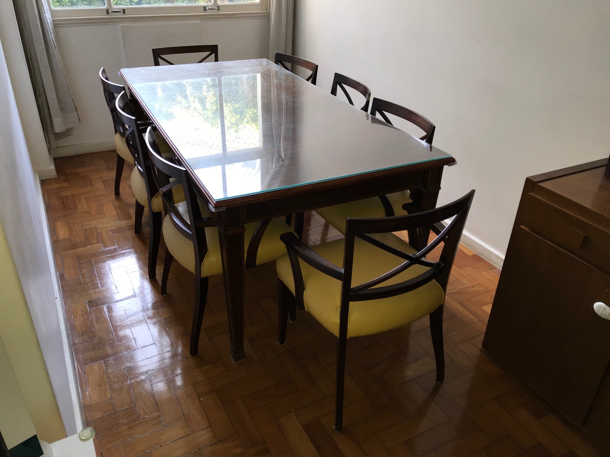 Mesa de 8 lugares em madeira maciça em excelente estado.