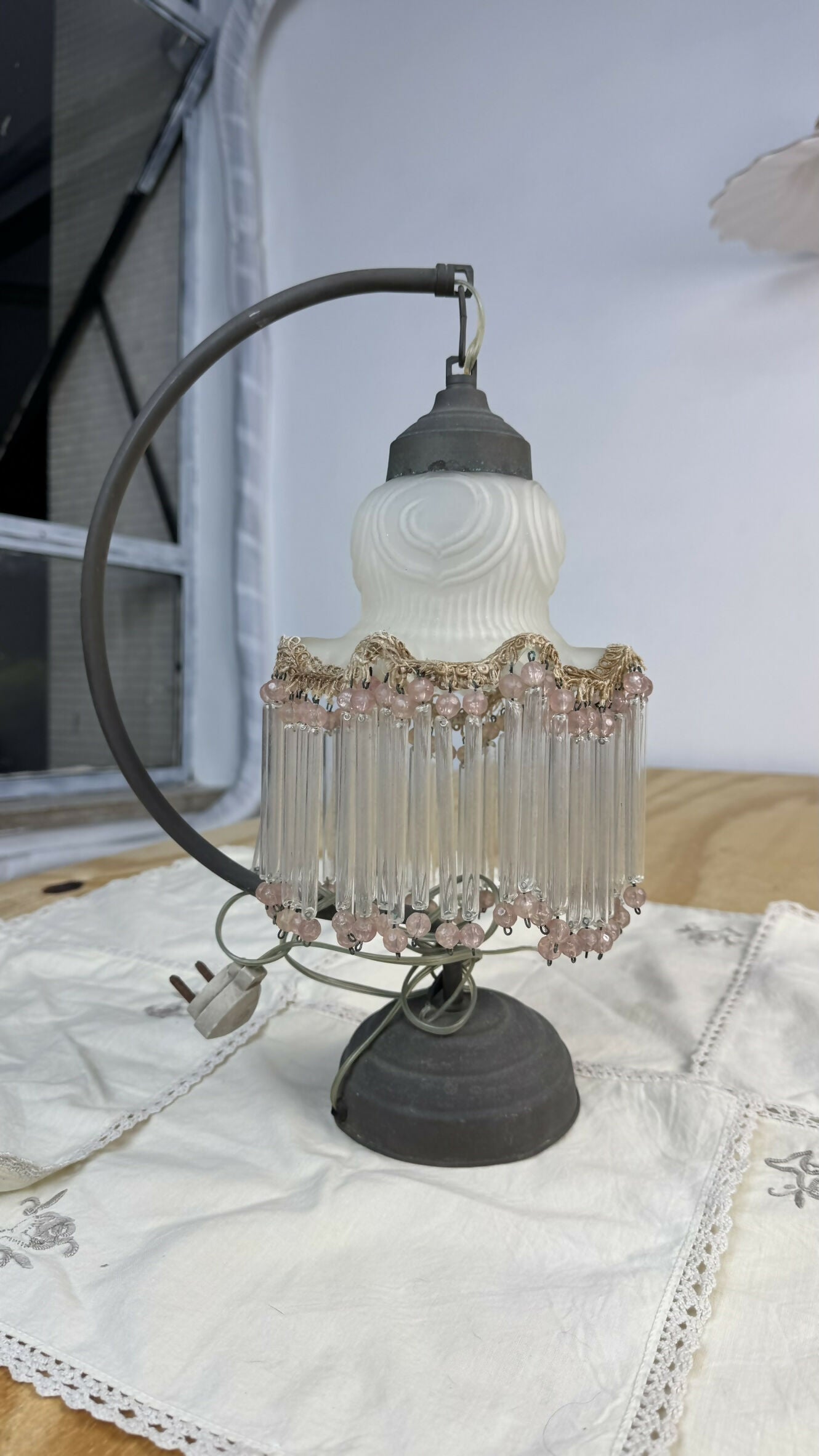 Luminária Boudoir Vintage | Autêntico Art Déco com Franjas de Cristal e Miçangas Rosas