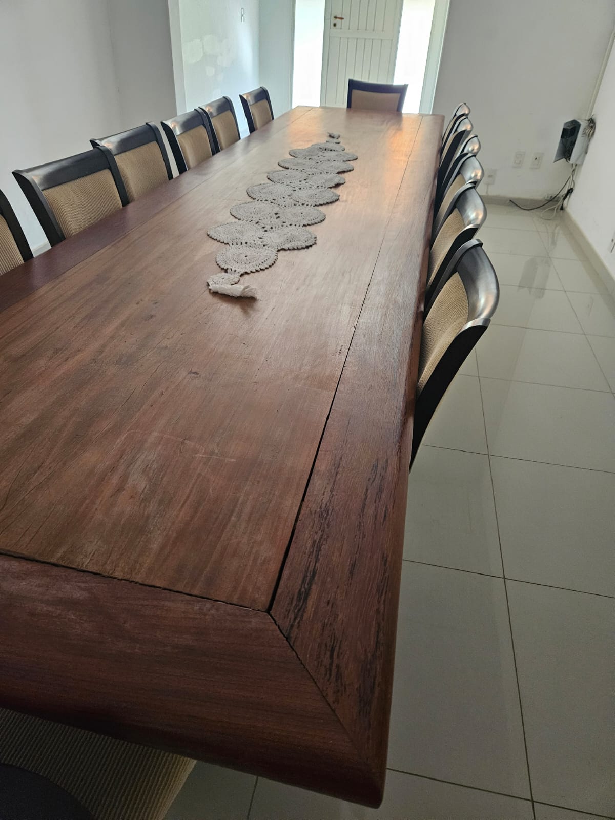 GRANDE MESA DE MADEIRA IMPONENTE E ELEGANTE COM CADEIRAS - 14 LUGARES COMPLETA