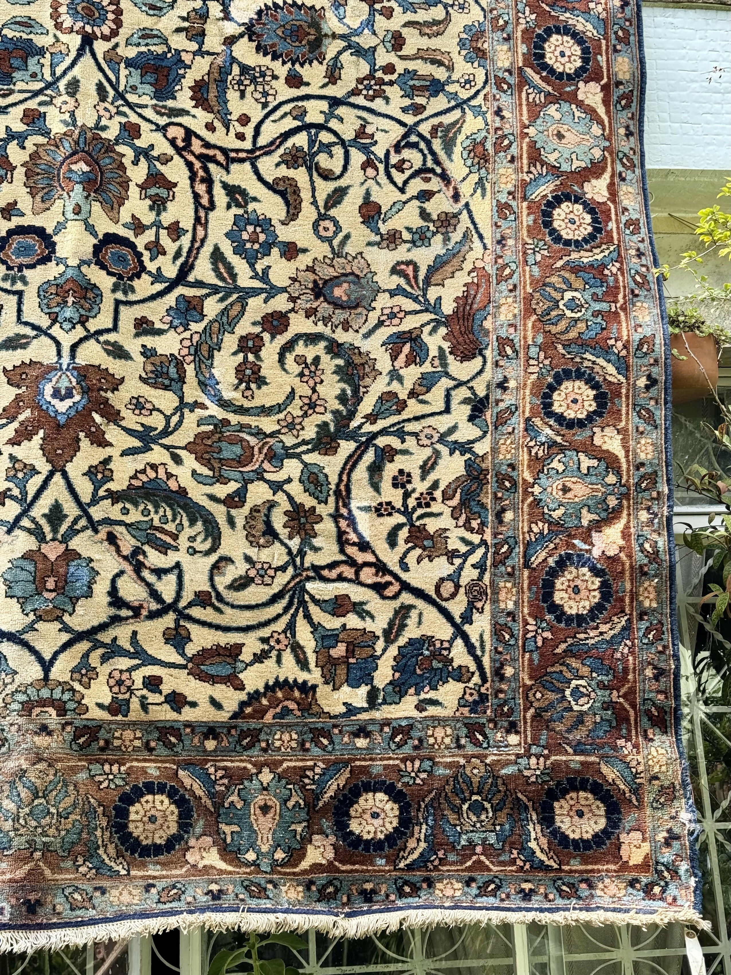 Antigo Tapete Oriental Isfahan em seda e lã