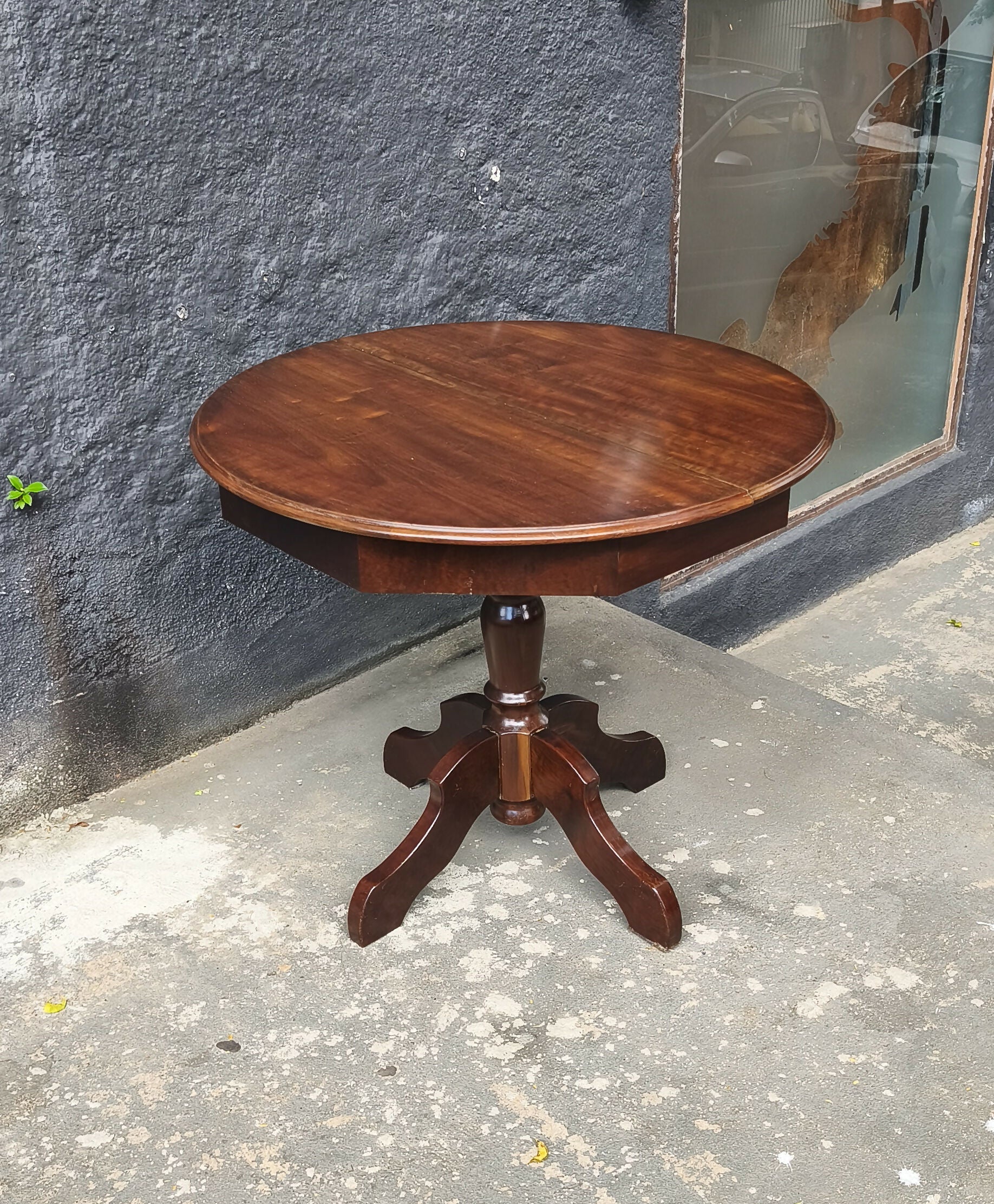 Mesa de jantar redonda e compacta em Imbuia