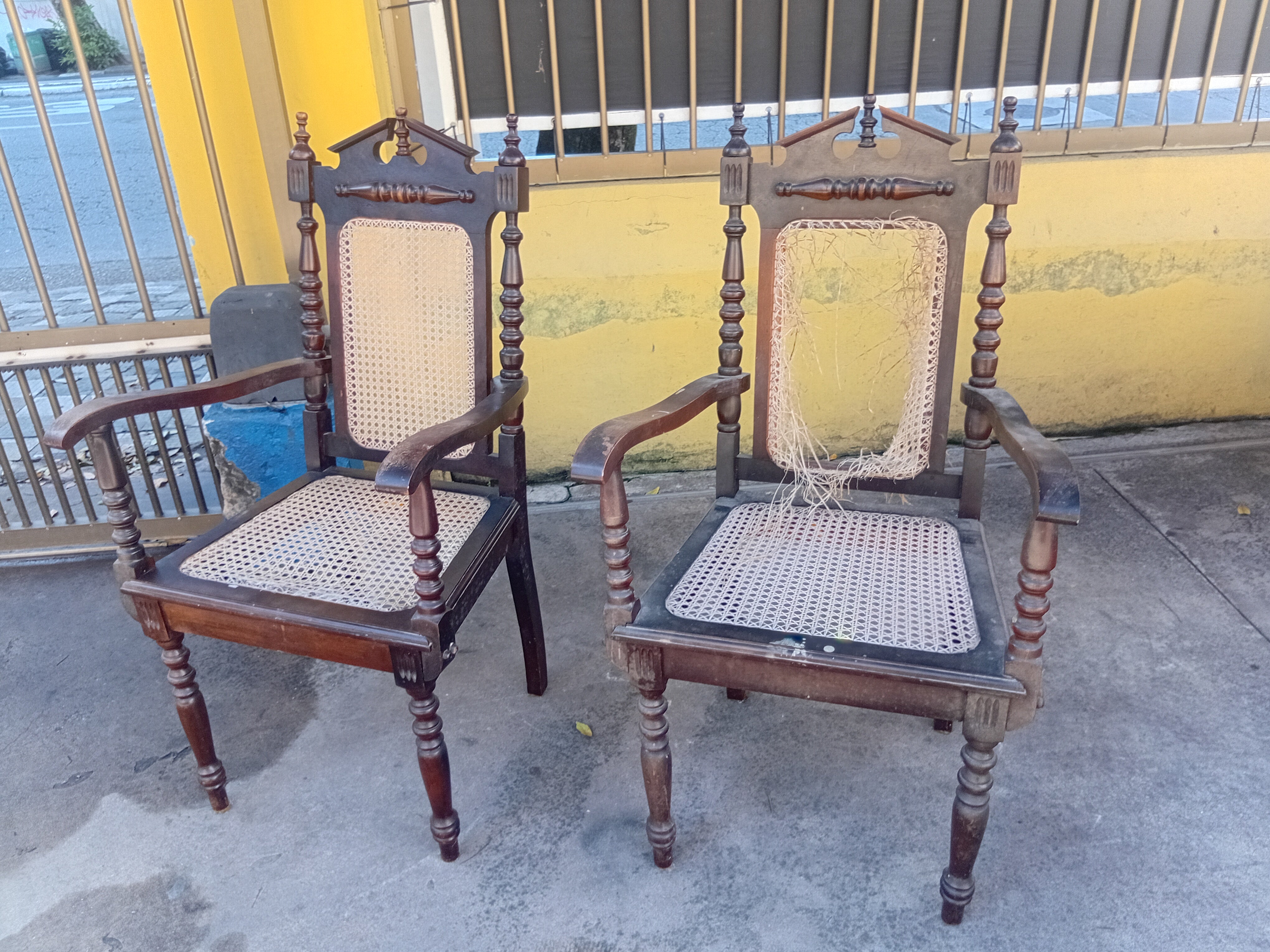 Par de cadeiras com braço e palhinha (para restauro) 