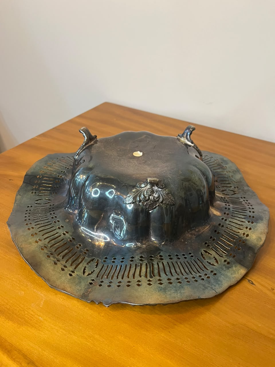 Centro de Mesa Decorativo em Metal Prateado com Bordas Vazadas