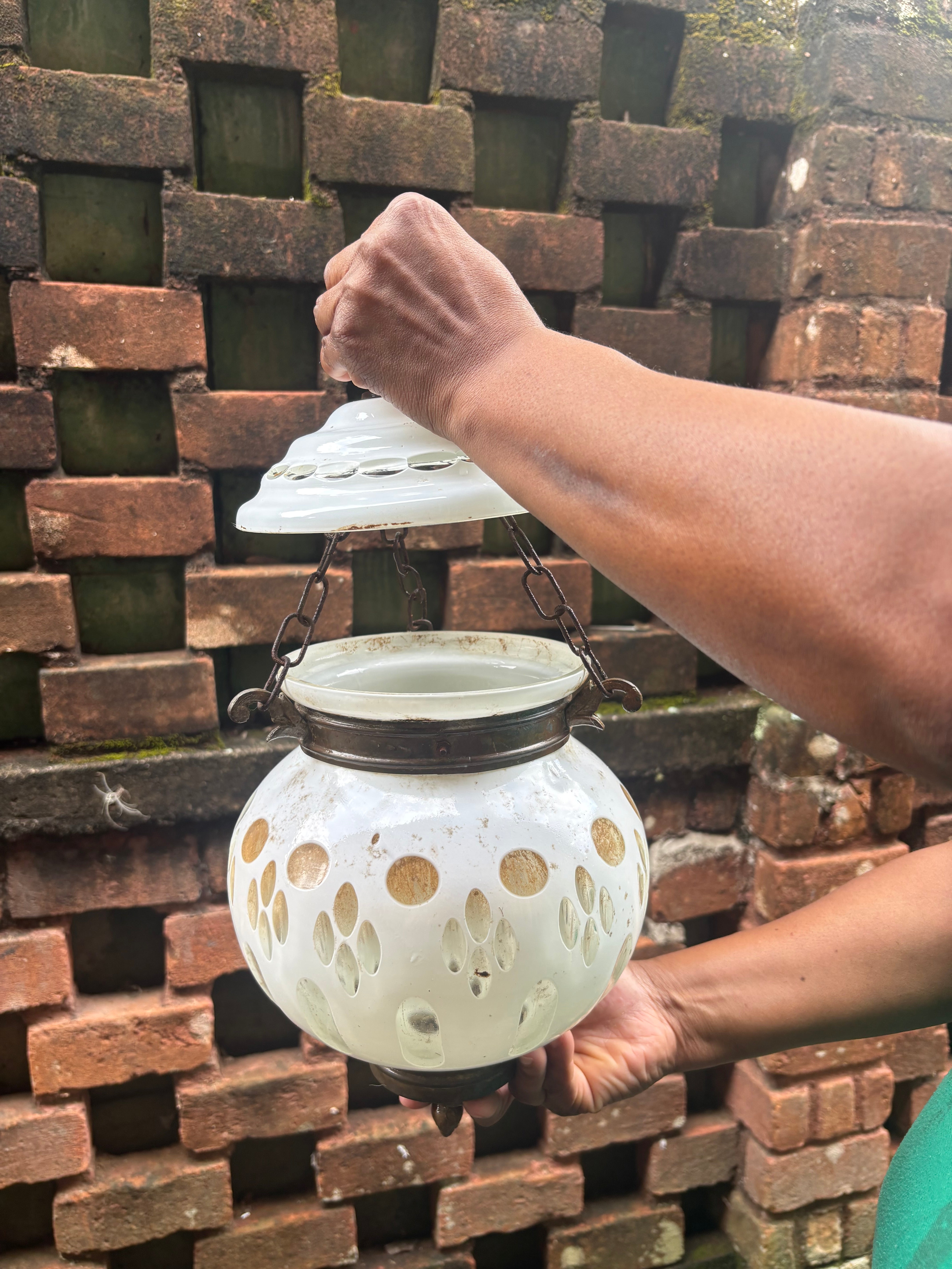 Lustre em cristal arredondado overlay na tonalidade branco leitoso com estrutura em bronze 