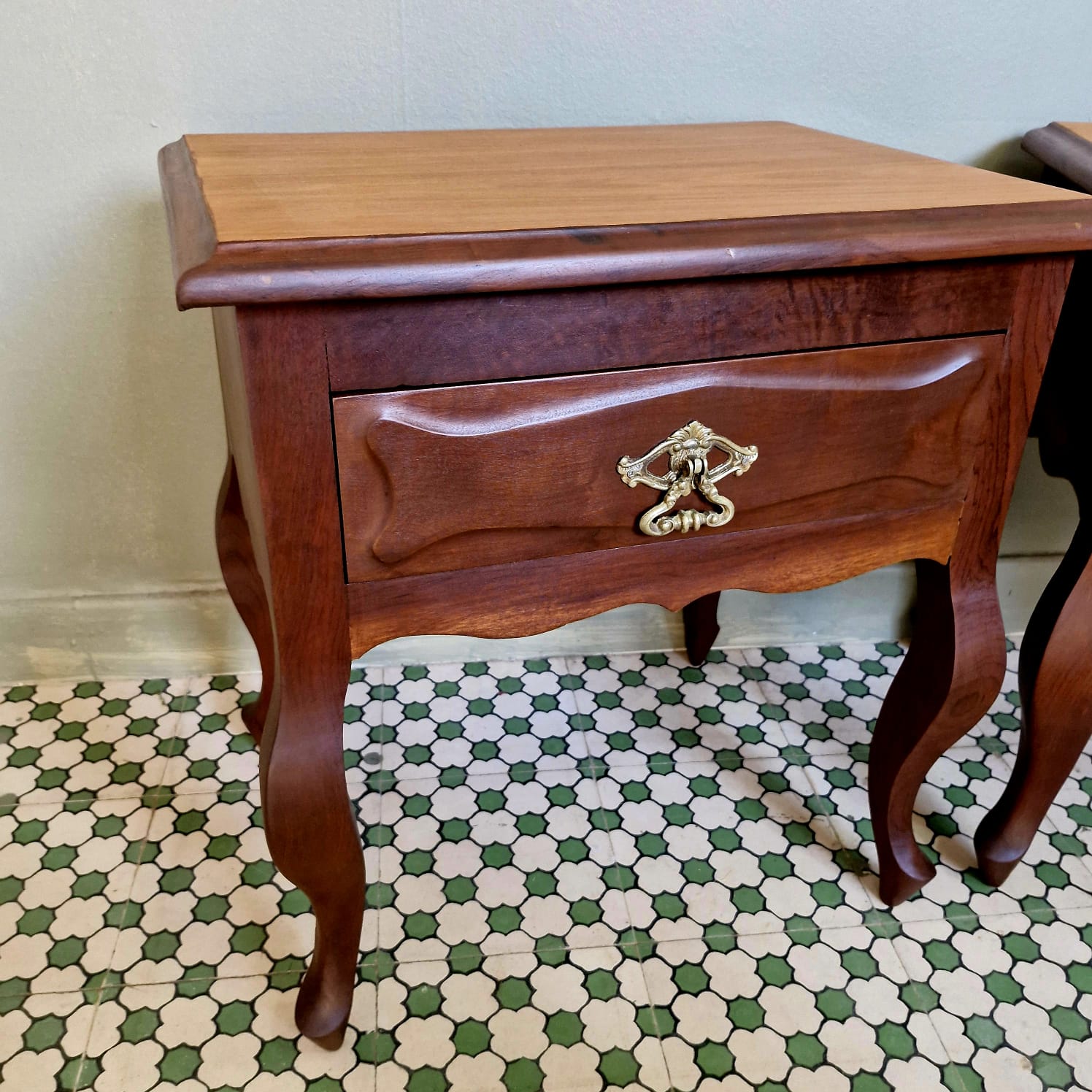 Par de Mesinha de cabeceira provençal com gaveta 
