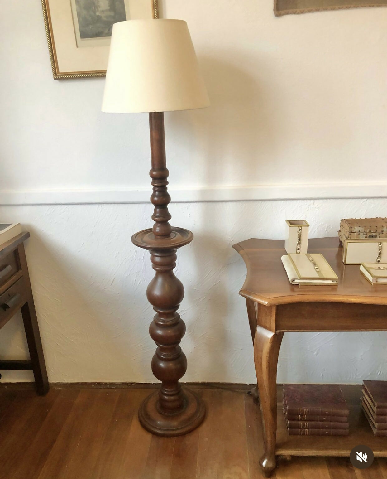 Luminária de chão em madeira torneada