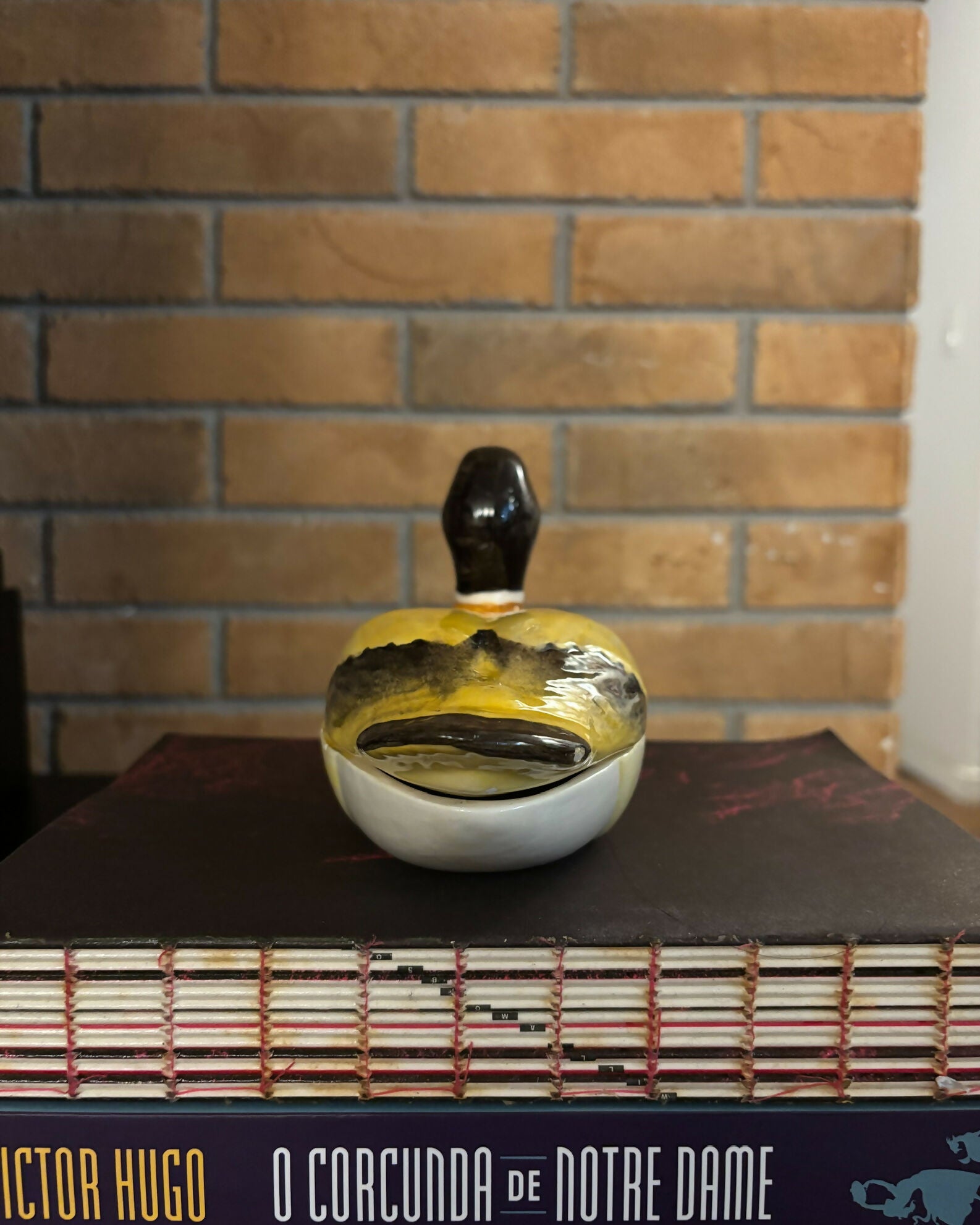 caixa em formato de pato, em porcelana portuguesa pintada à mão