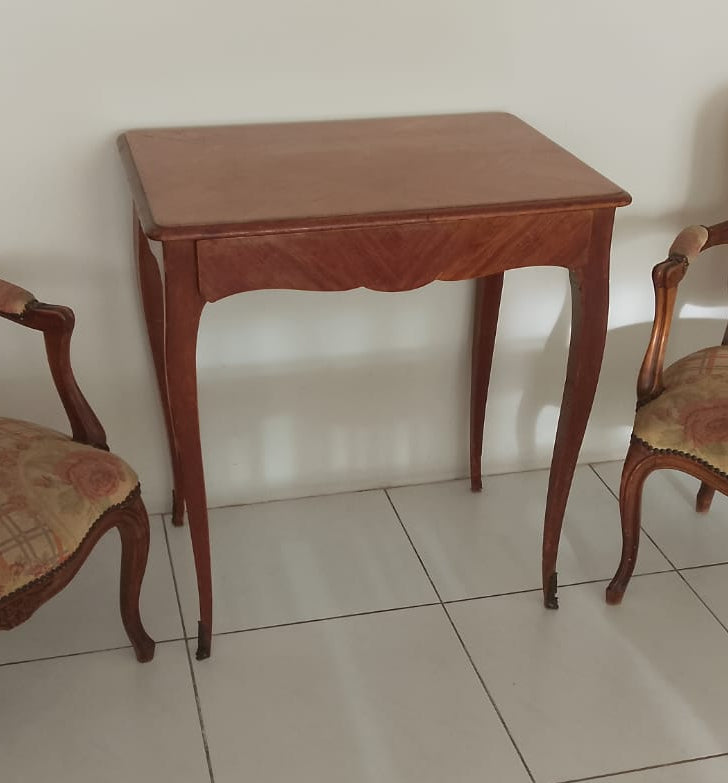 mesa central ou lateral com gaveta estilo Luis XV