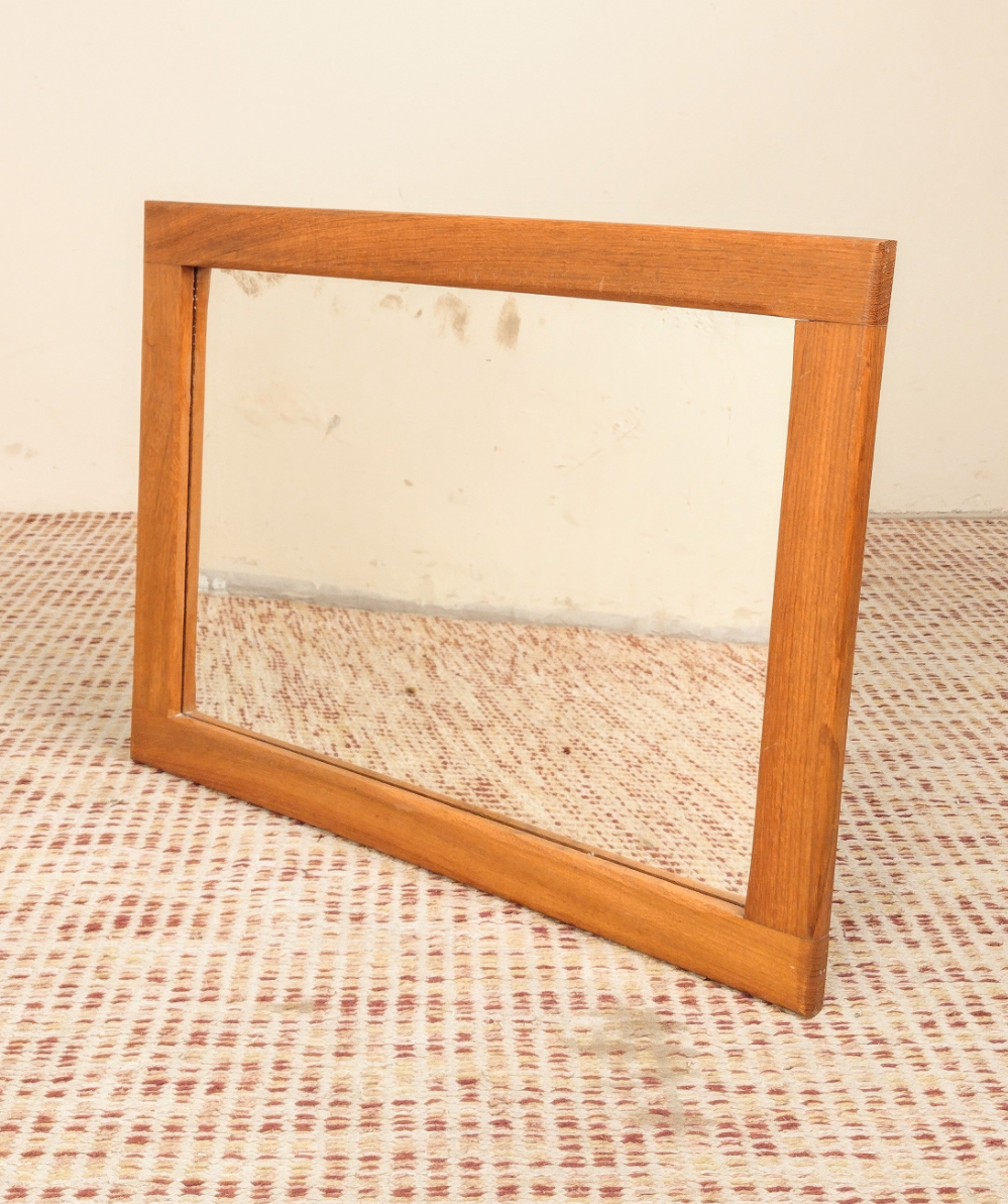 Espelho pequeno anos 60 em Cedro maciço (66cm X 50cm)