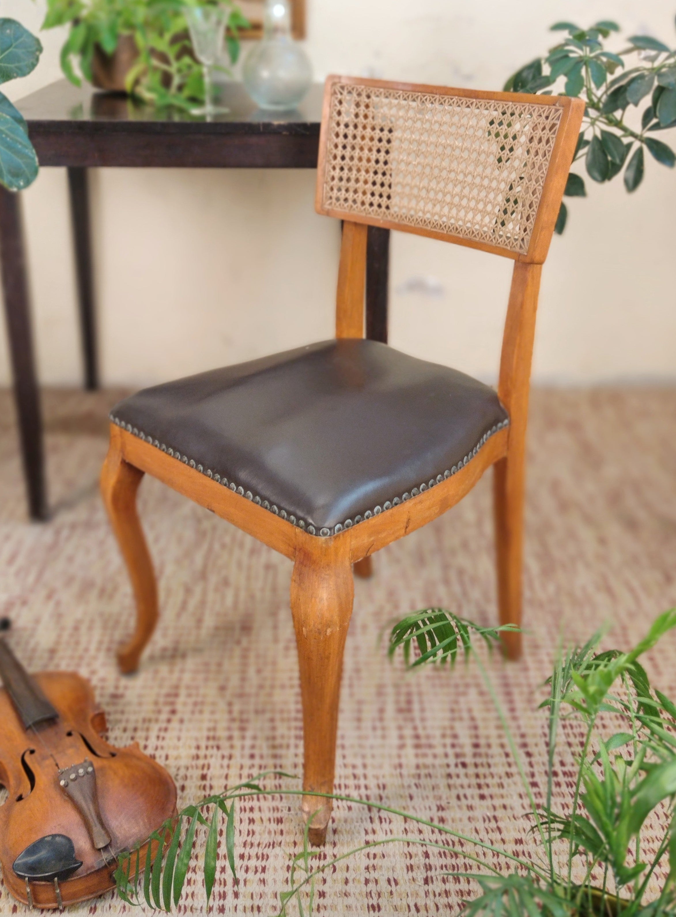 Cadeira anos 60 em madeira maciça, courvin e palhinha
