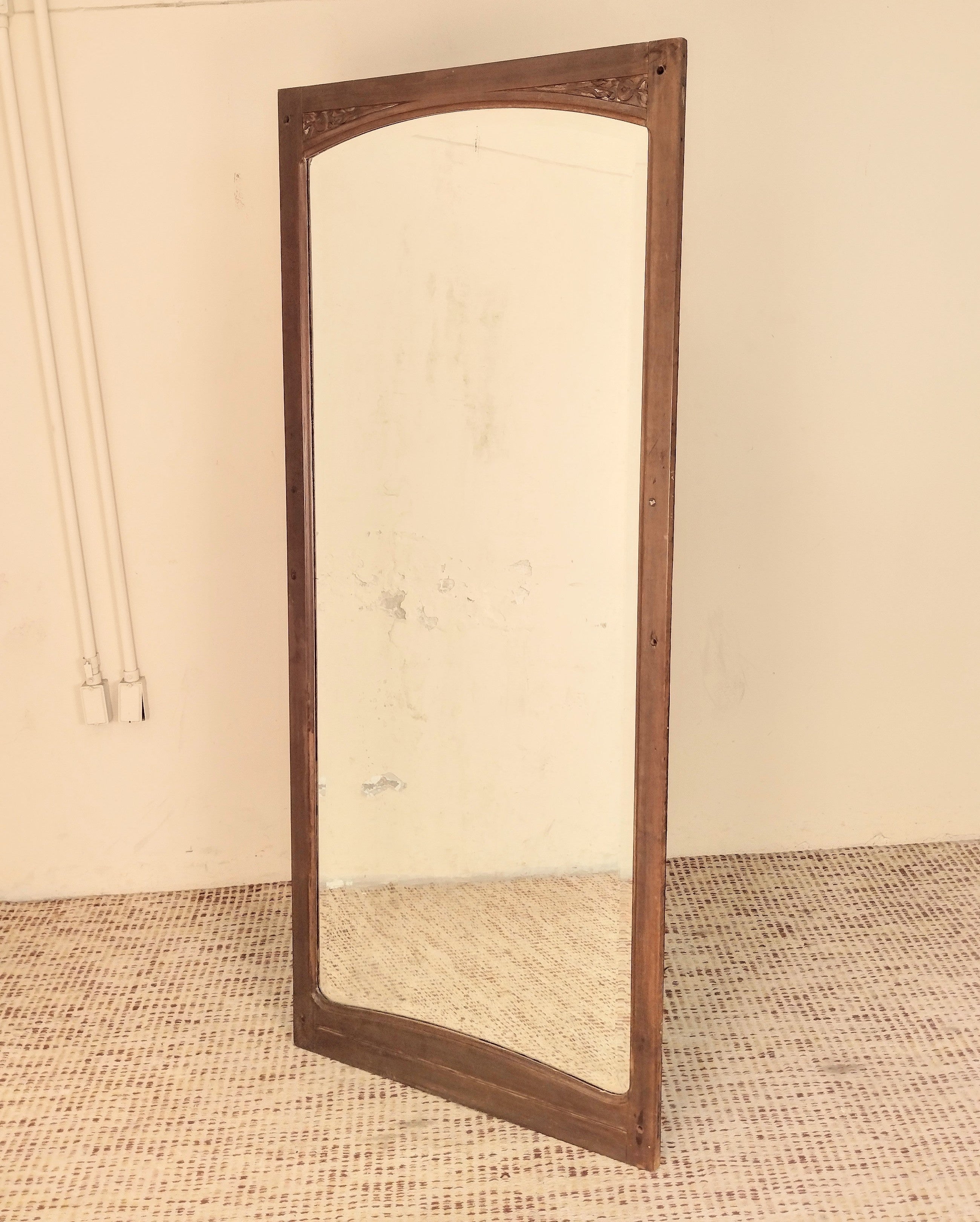 Espelho bisotado retangular anos 50 em madeira entalhada (174cm X 74cm)