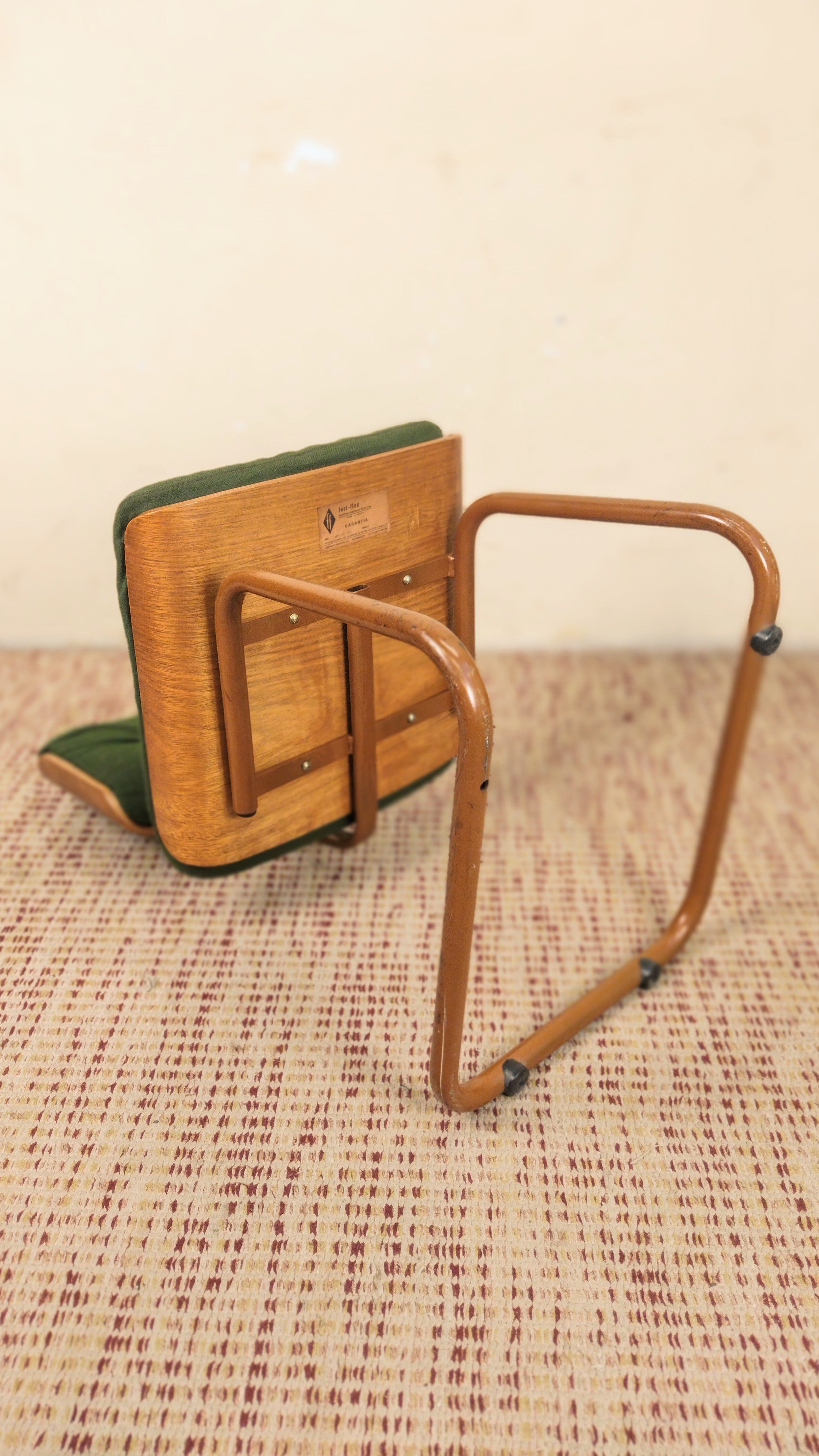 Par de cadeiras anos 90 em ferro, madeira e tecido flanelado verde