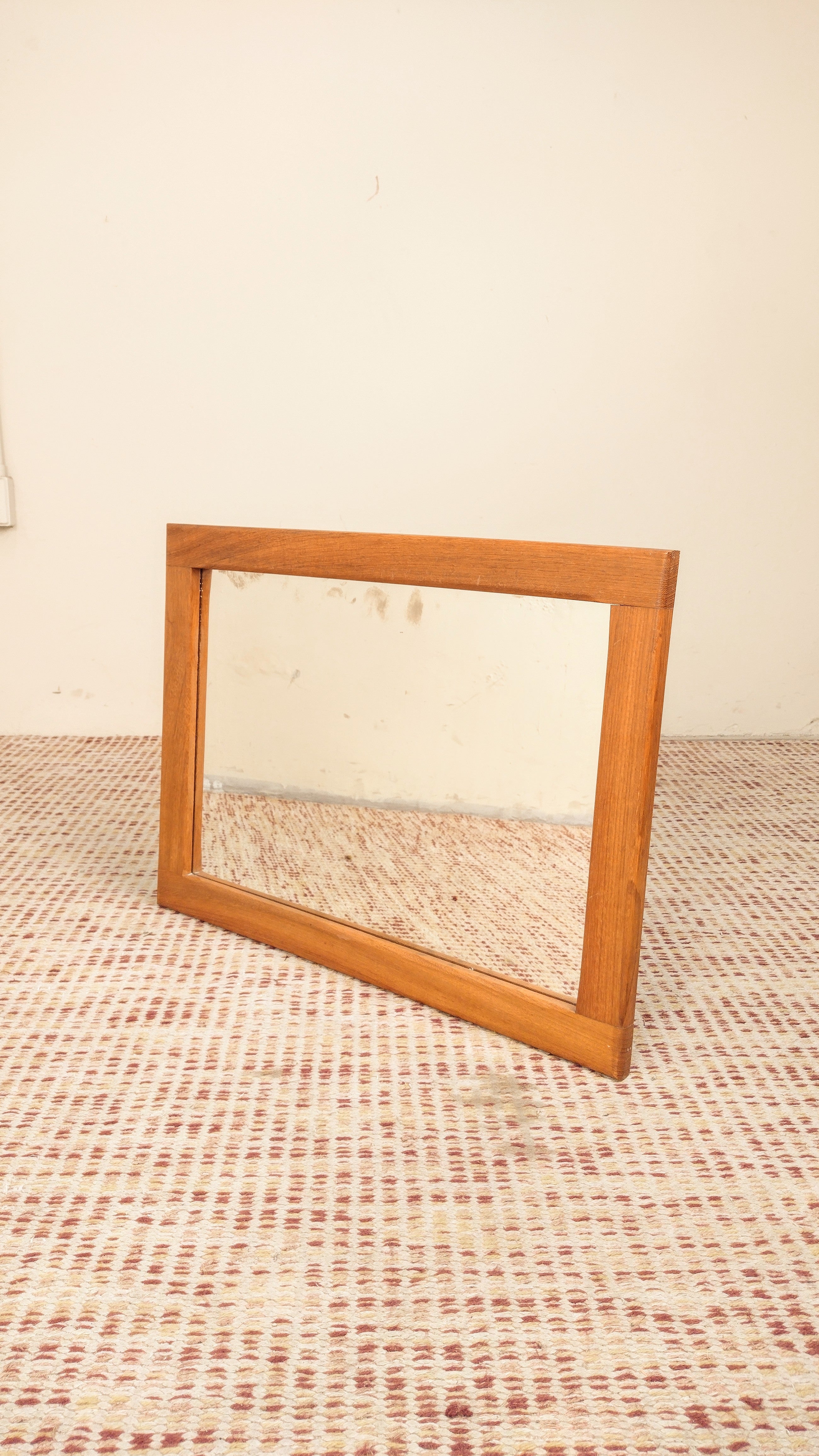 Espelho pequeno anos 60 em Cedro maciço (66cm X 50cm)