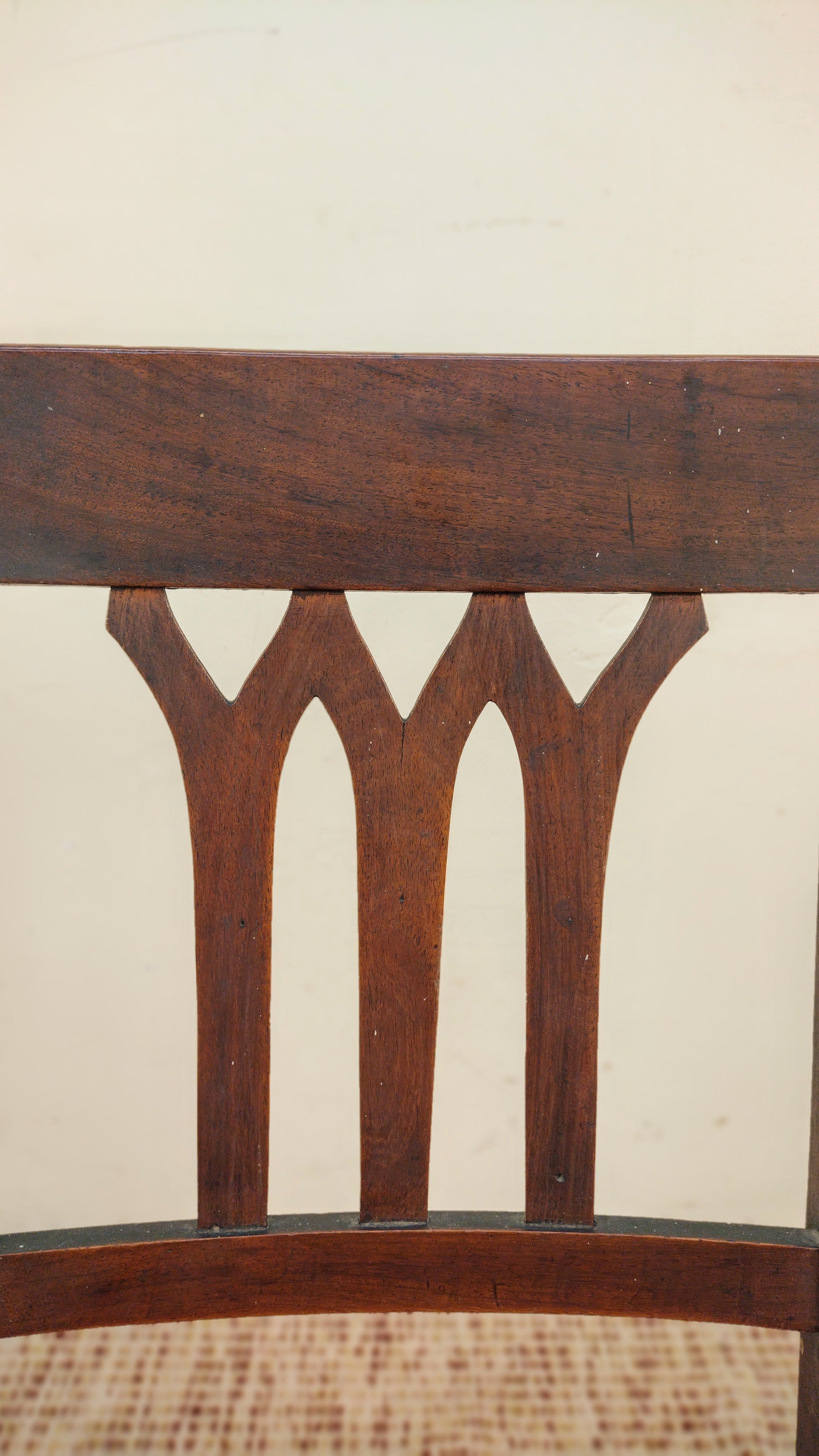 Par de cadeiras anos 50 em madeira maciça e estofado vermelho
