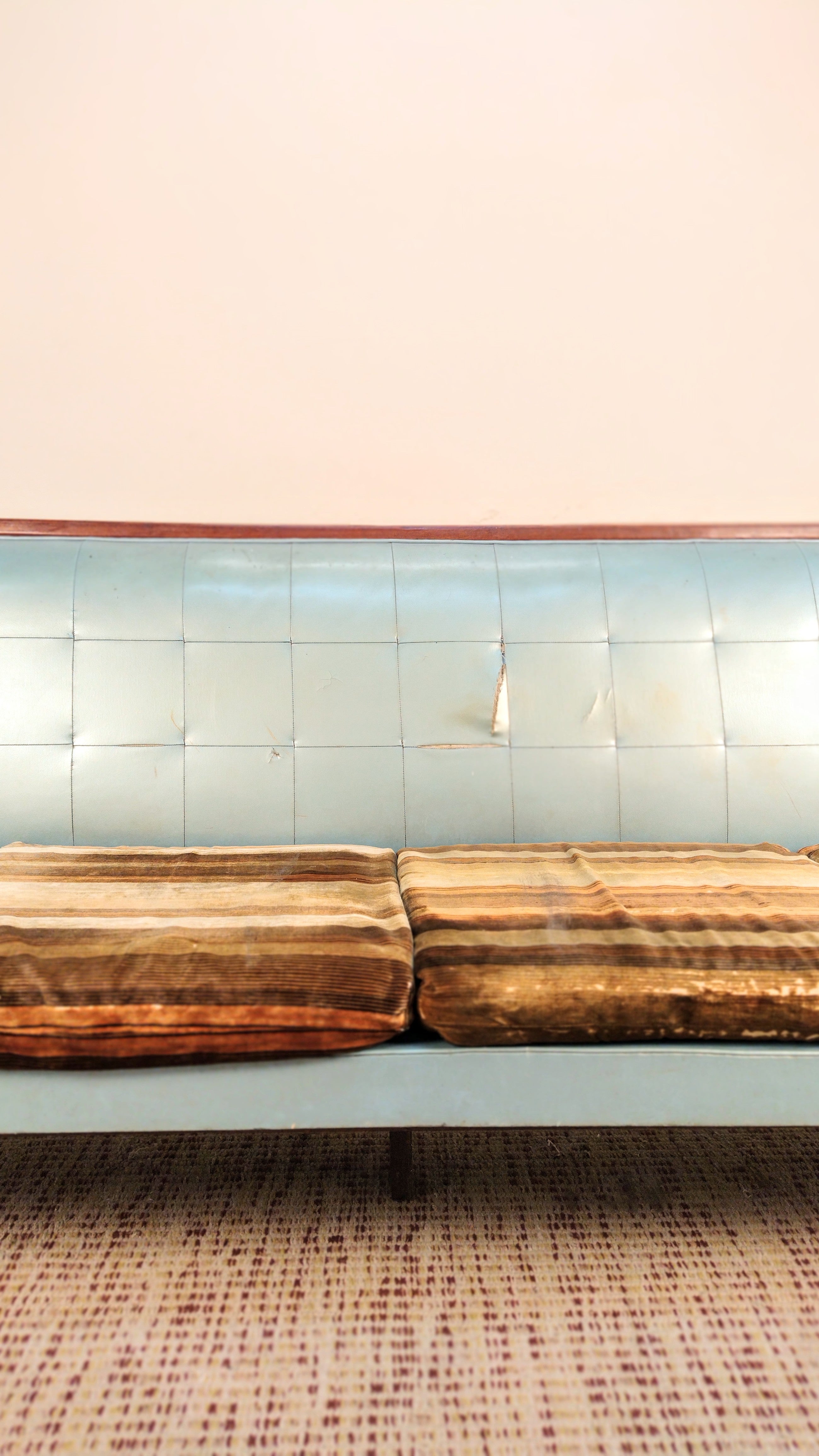 Sofá 4 lugares atribuído à Rino Levi em madeira nobre maciça e courvin azul (L- 221cm) (Para Restauro)