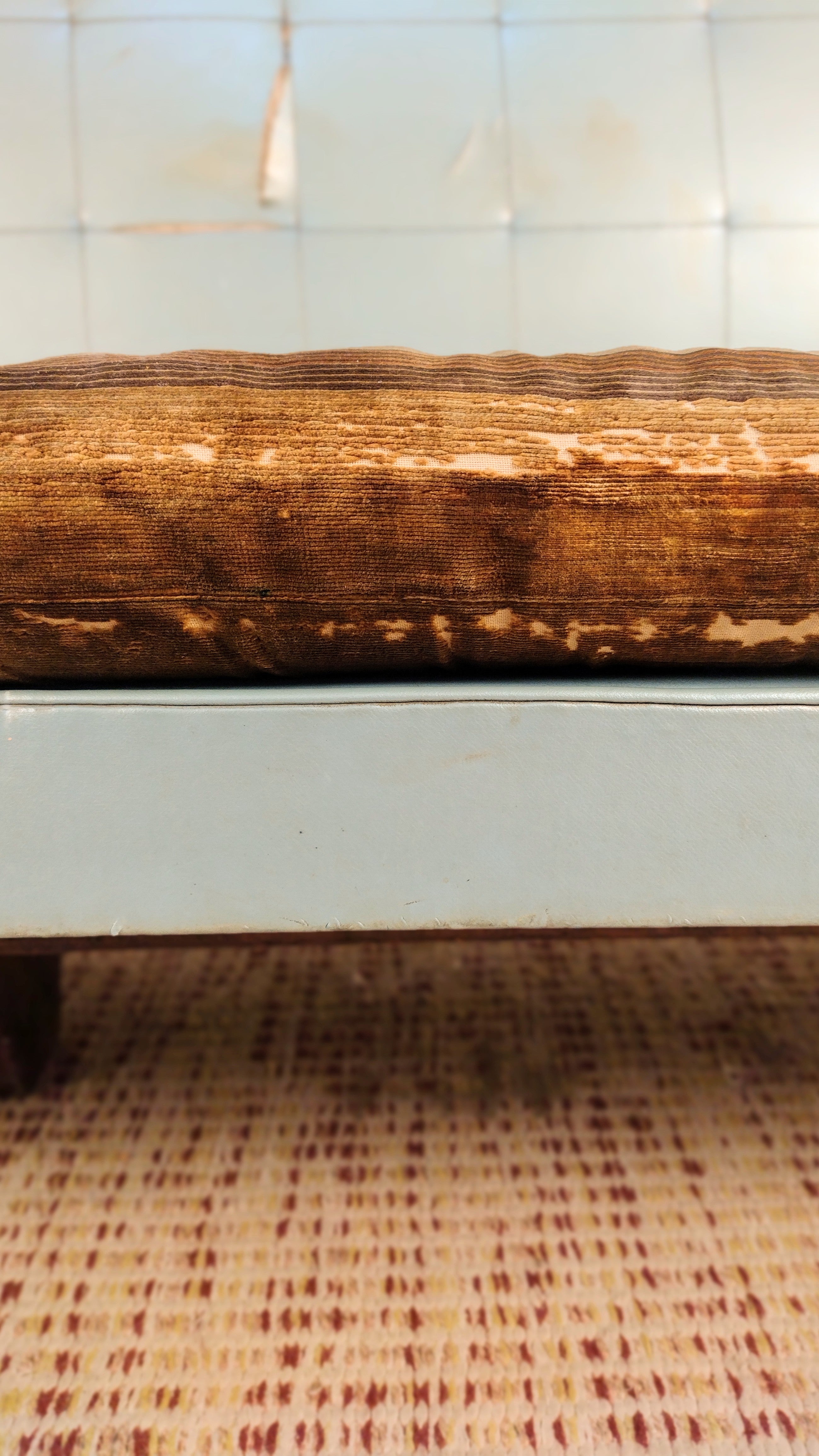 Sofá 4 lugares atribuído à Rino Levi em madeira nobre maciça e courvin azul (L- 221cm) (Para Restauro)