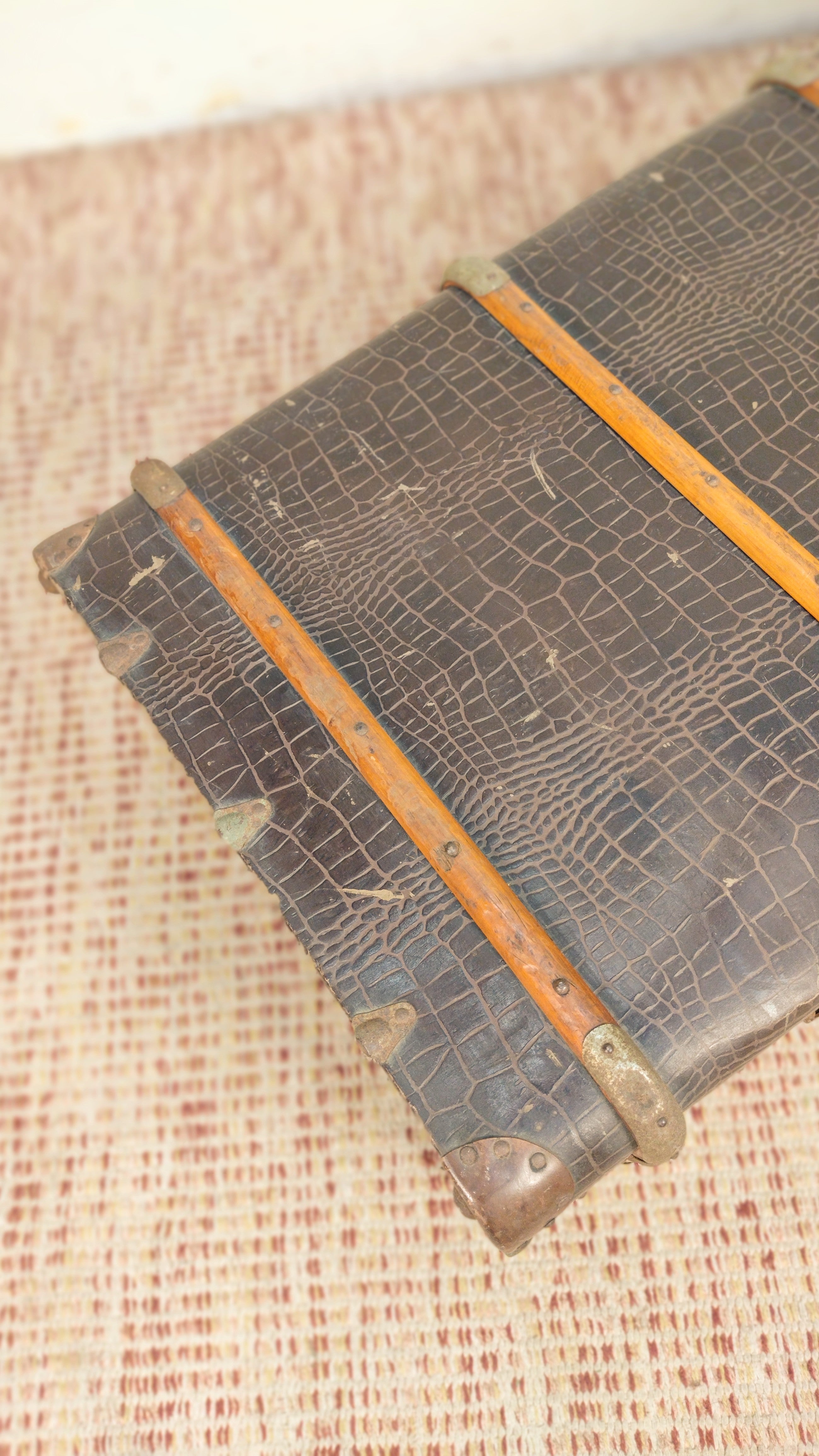 Mala antiga em Courvin texturizado marrom e madeira (L- 110cm)