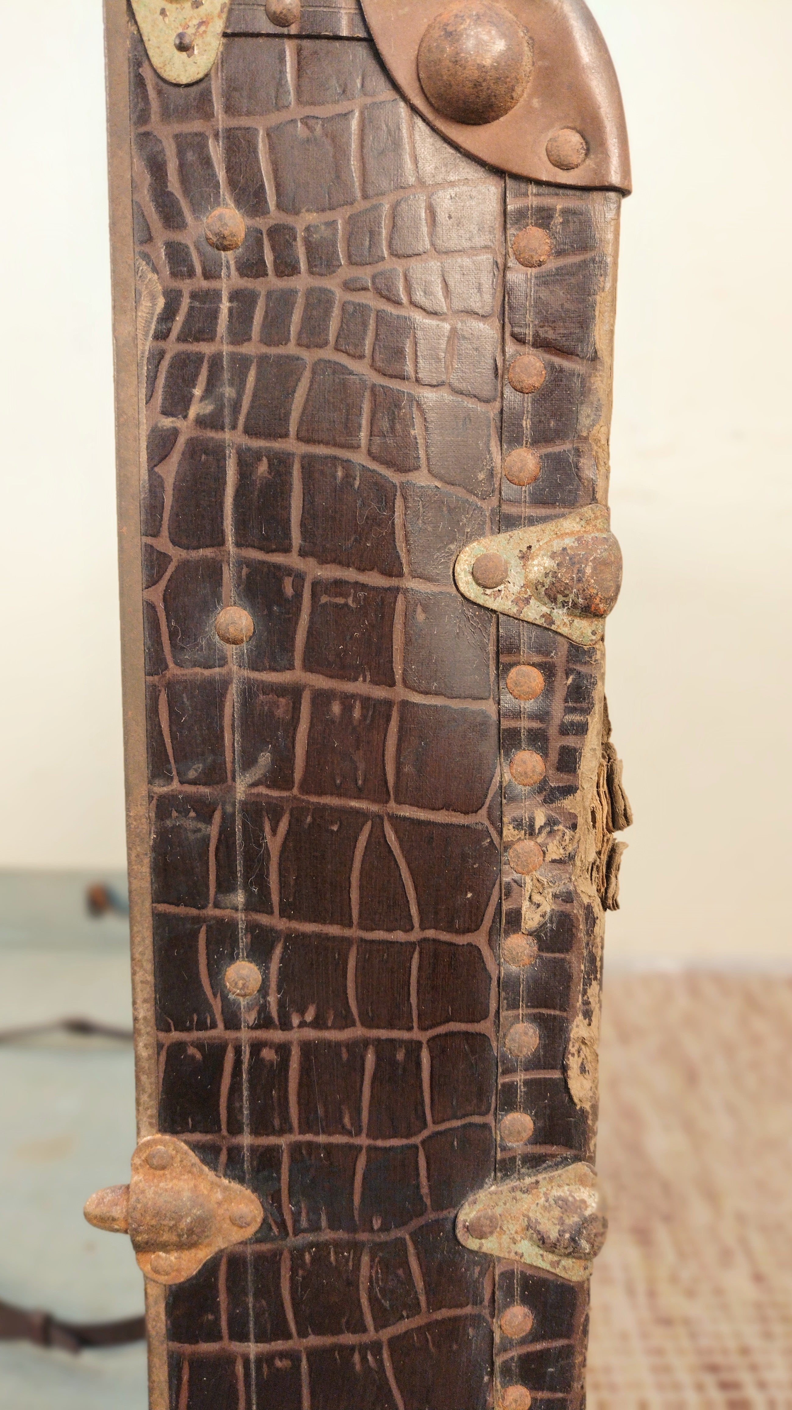 Mala antiga em Courvin texturizado marrom e madeira (L- 110cm)