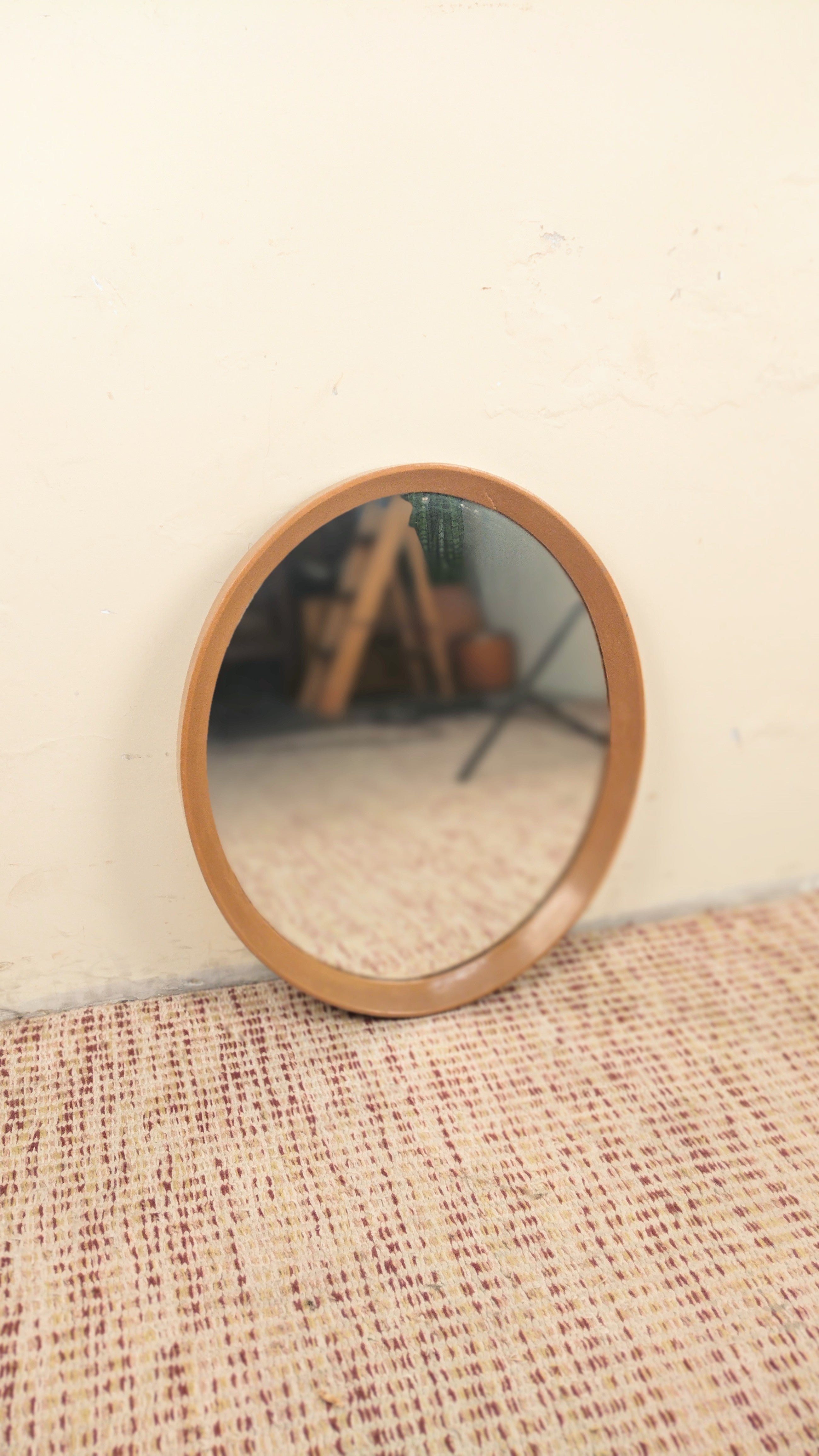 Espelho oval antigo em madeira pintada (65cm X 55cm)