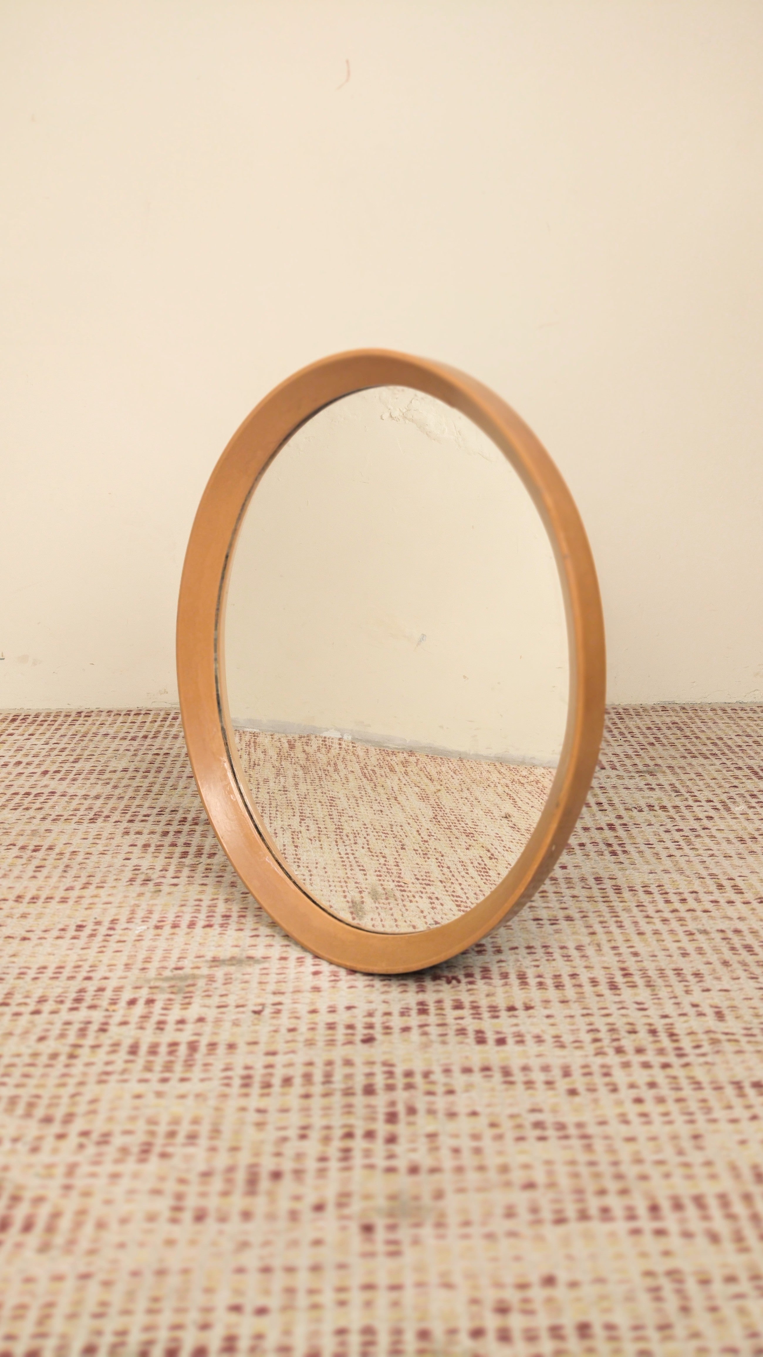 Espelho oval antigo em madeira pintada (65cm X 55cm)
