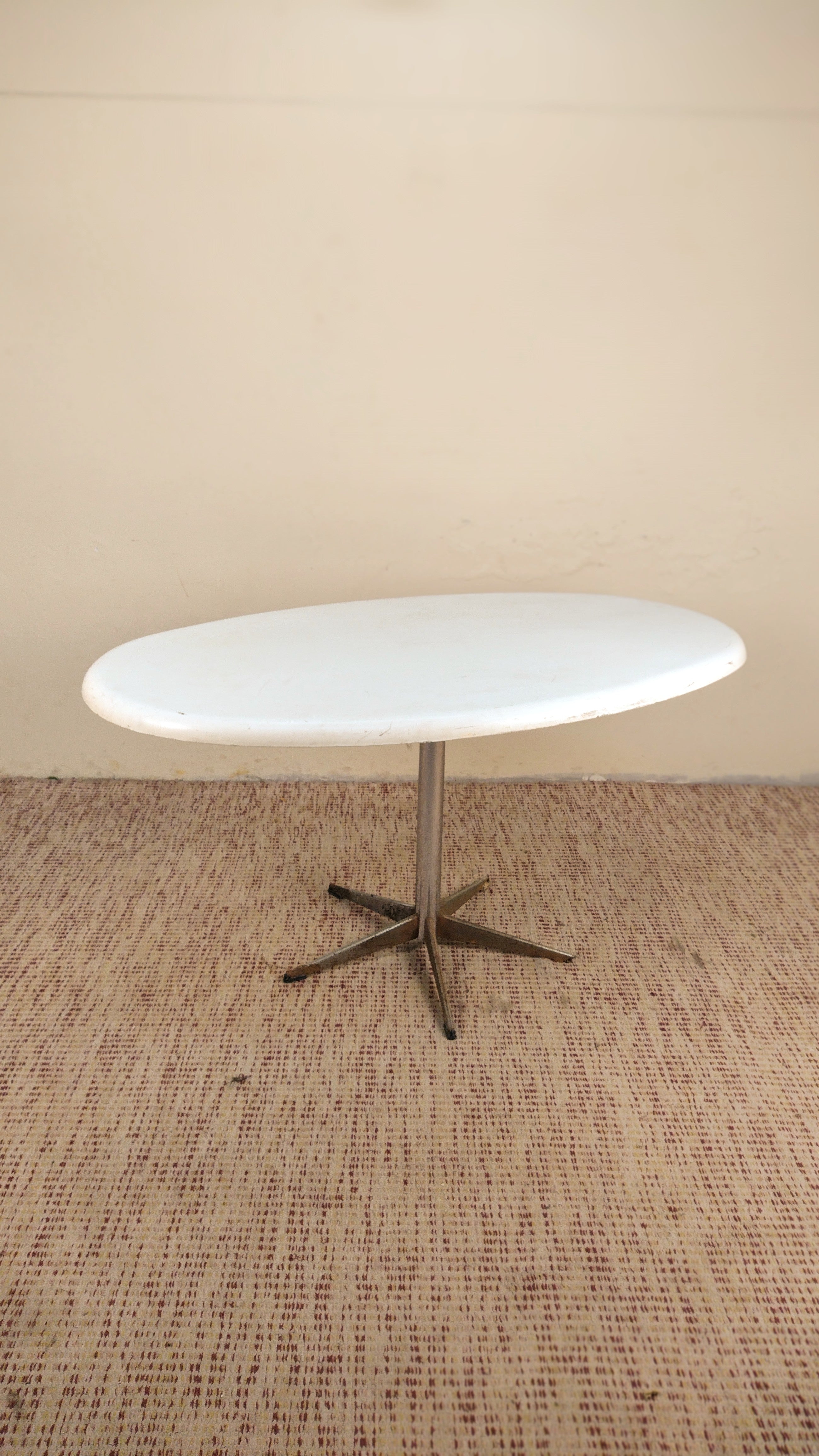 Mesa oval anos 70 em ferro e fibra branca (L- 150cm) - sem cadeiras