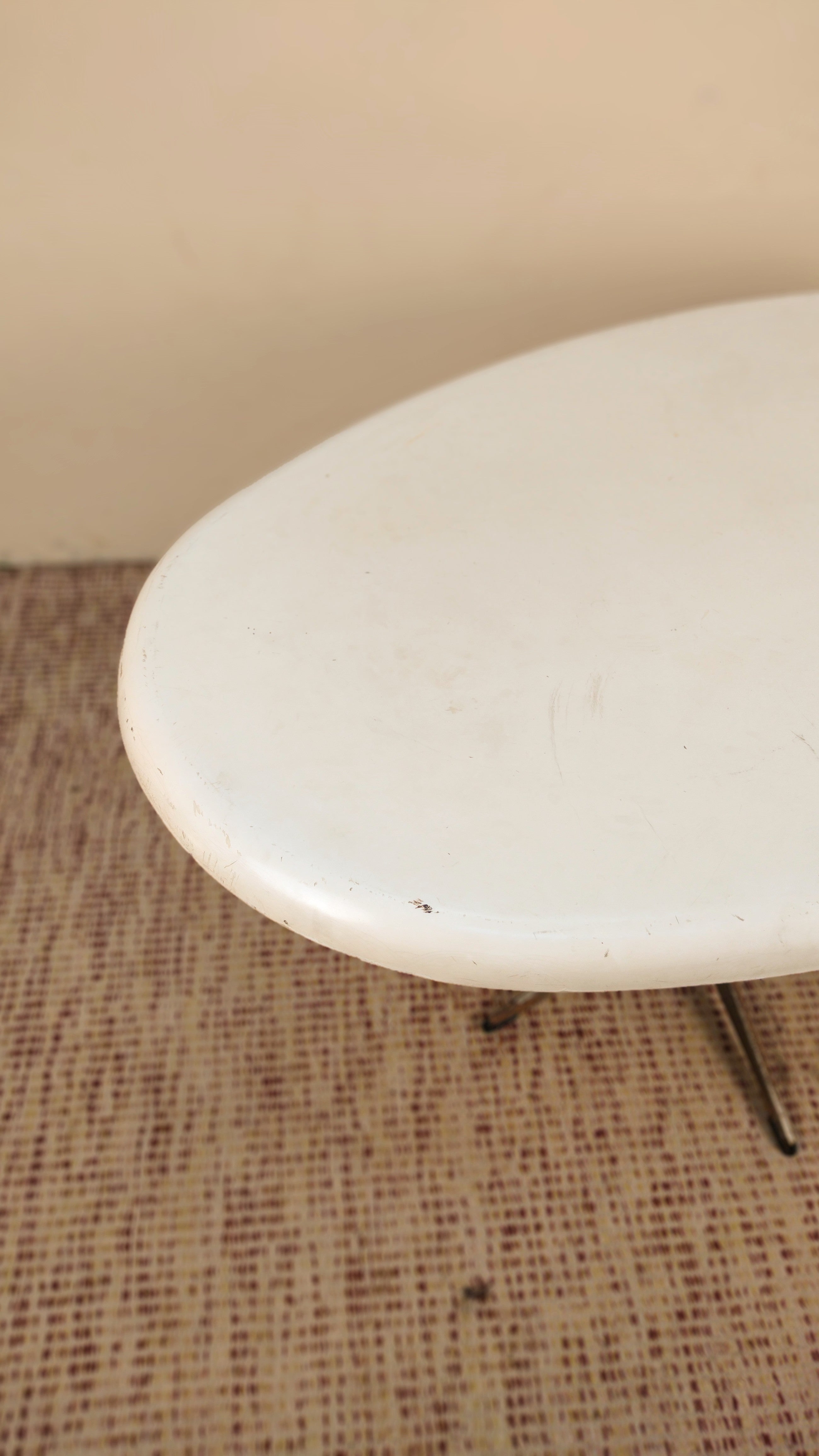 Mesa oval anos 70 em ferro e fibra branca (L- 150cm) - sem cadeiras